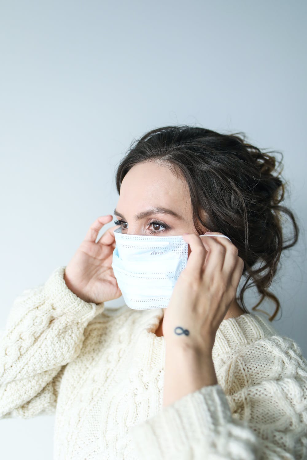 Mujer usando mascarilla para protegerse del coronavirus. | Foto: Pexels