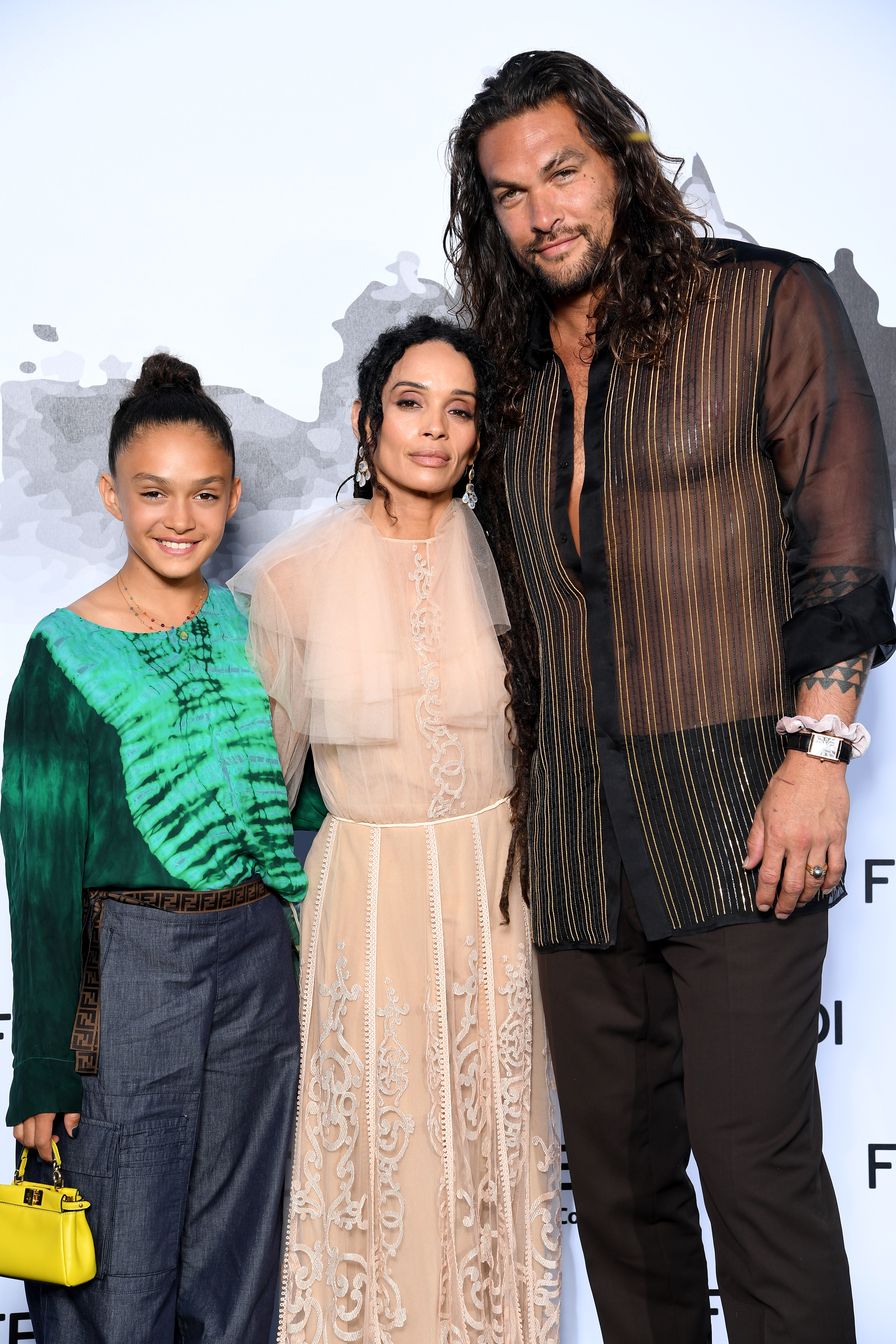 Lola Iolani Momoa, Lisa Bonet y Jason Momoa en Fendi Couture Fall Winter el 4 de julio de 2019, en Roma, Italia | Fuente: Getty Images