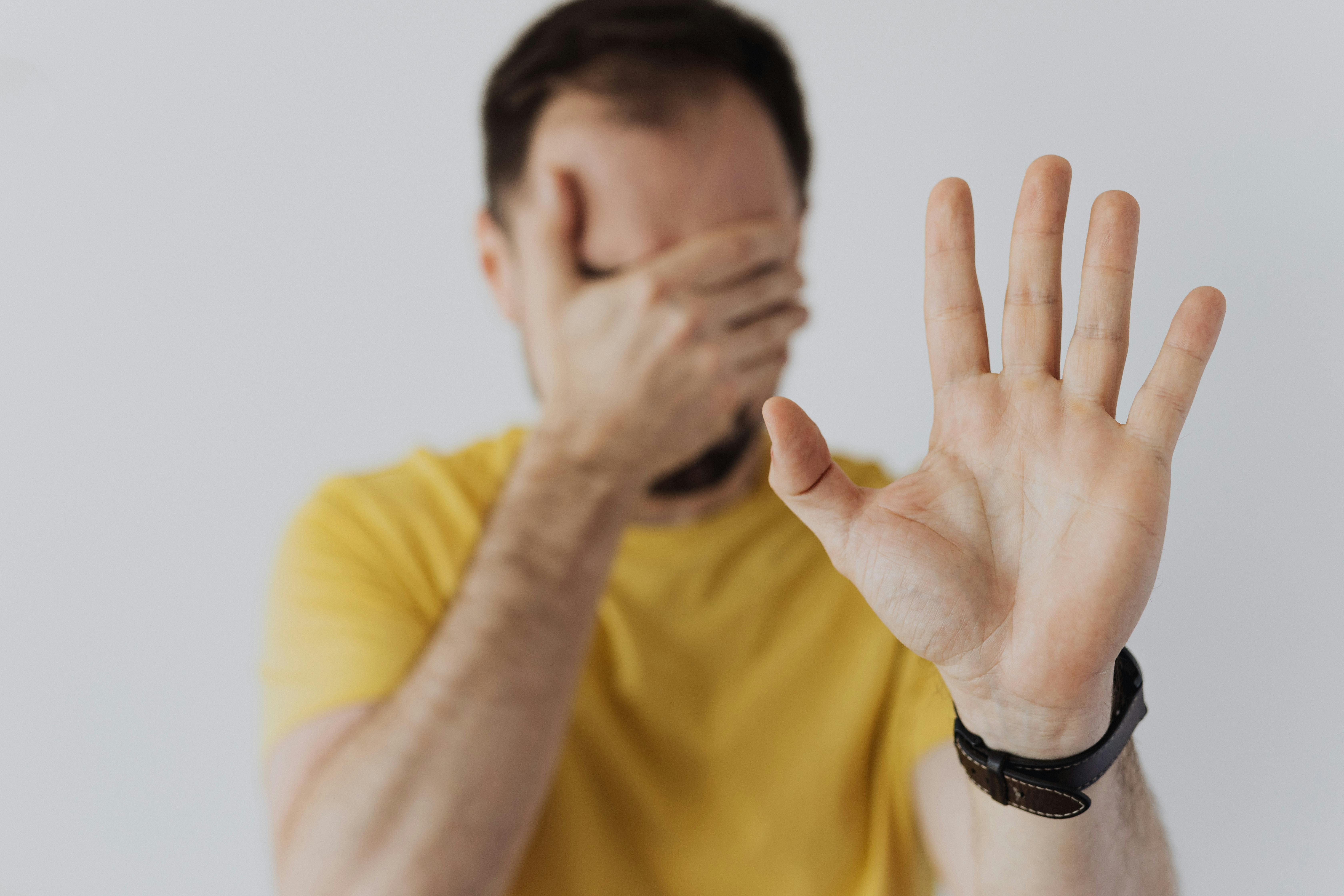 Un hombre mostrando la palma de la mano, indicando "alto" | Fuente: Pexels