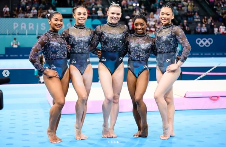 Jade Carey posando para una foto con sus compañeras de equipo, Jordan Chiles, Hezly Rivera, Simone Biles y Sunisa Lee, durante los Juegos Olímpicos de París, publicada el 29 de julio de 2024 | Fuente: Instagram/jadecarey