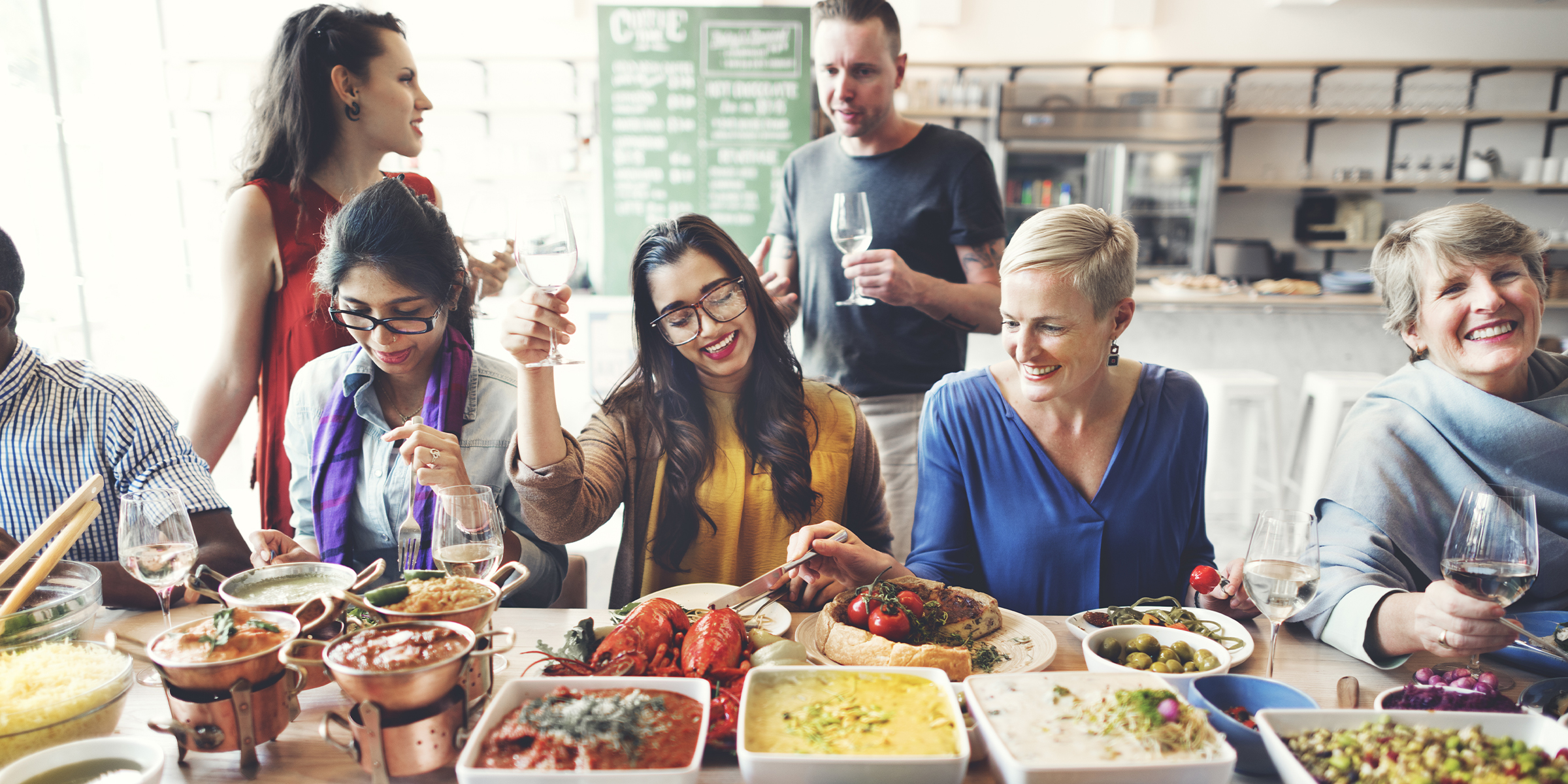 Una familia disfrutando de una comida | Fuente: Shutterstock