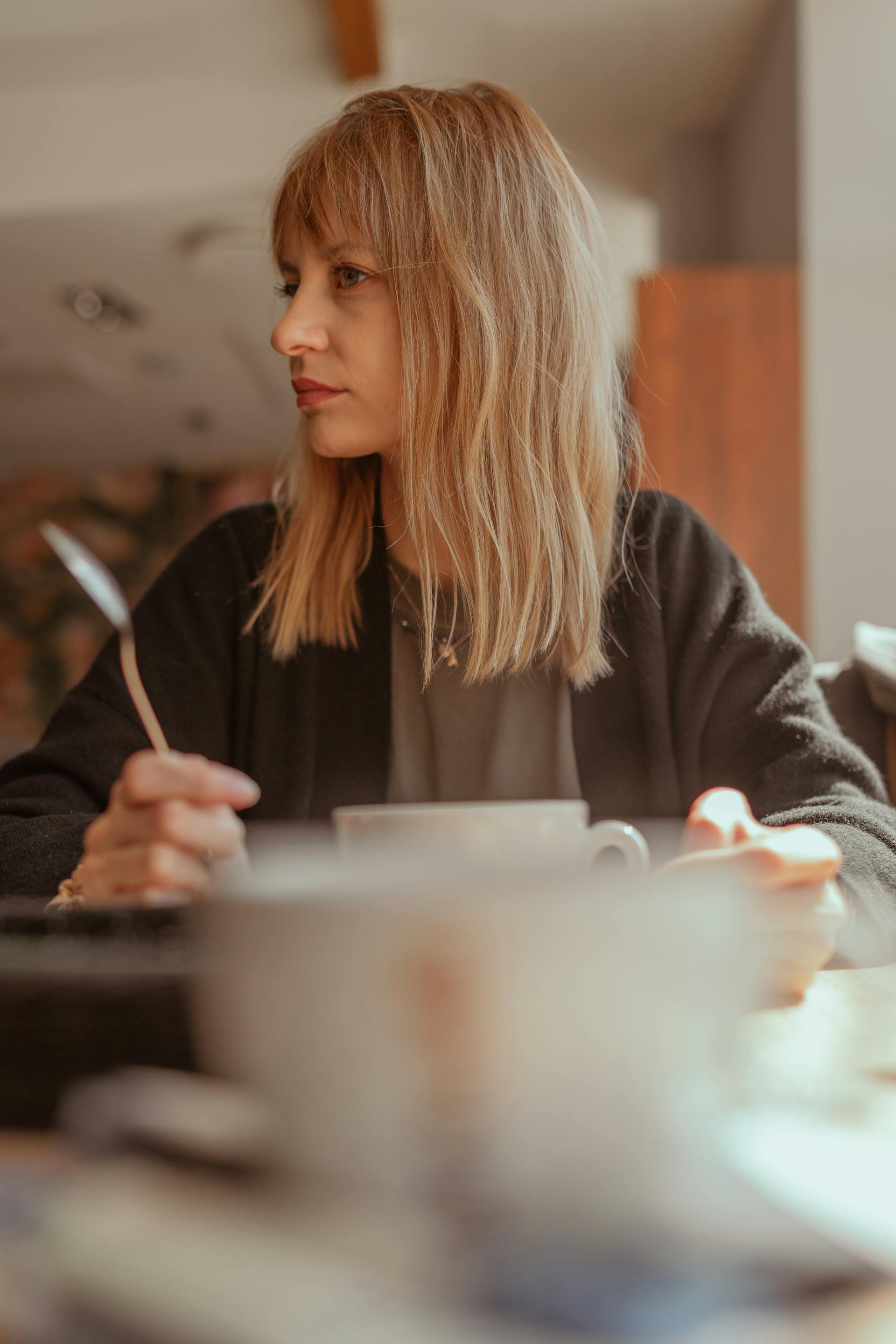 Una mujer sentada en un café | Fuente: Pexels