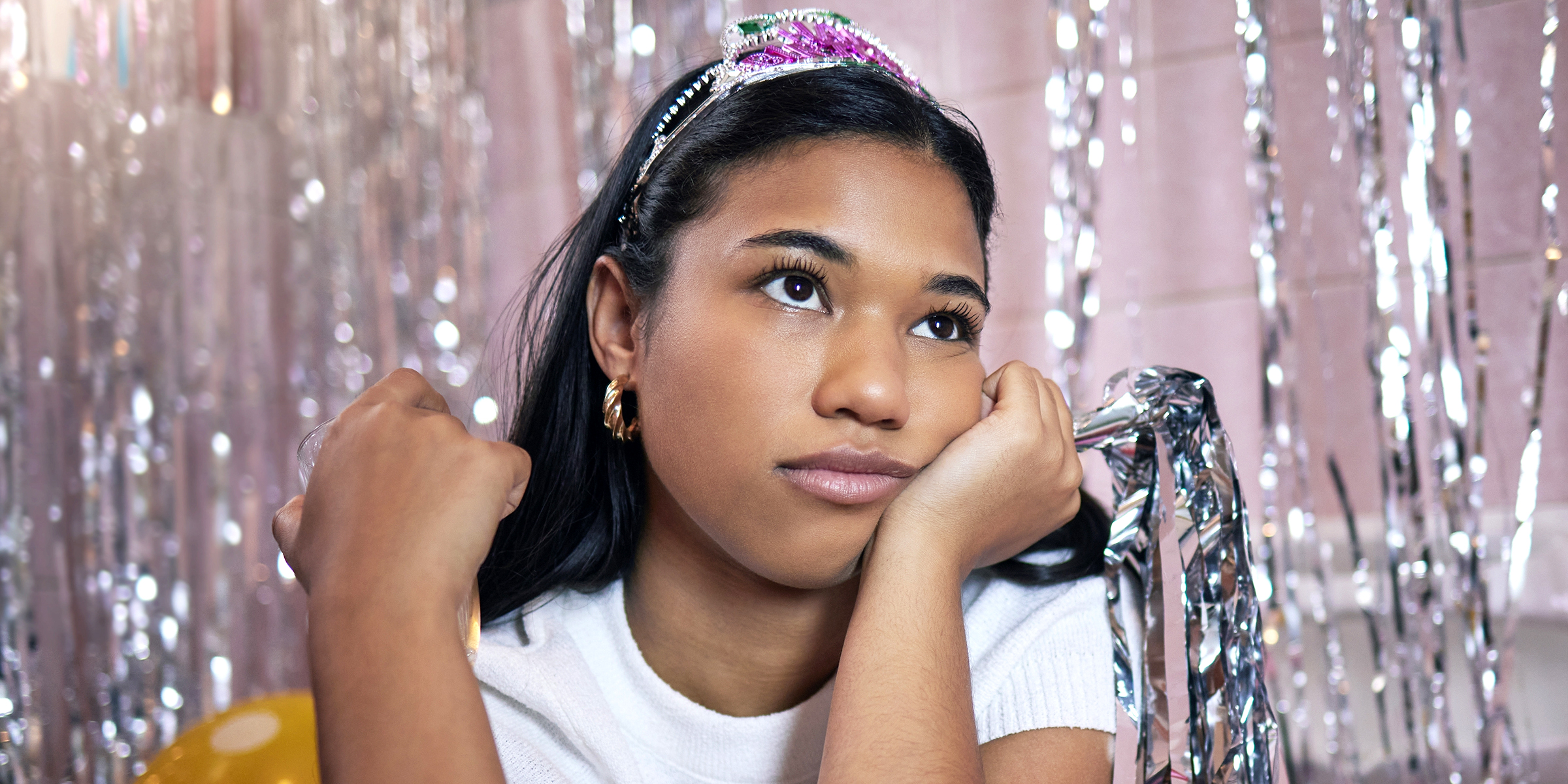 Una chica en una fiesta, aburrida | Fuente: Shutterstock