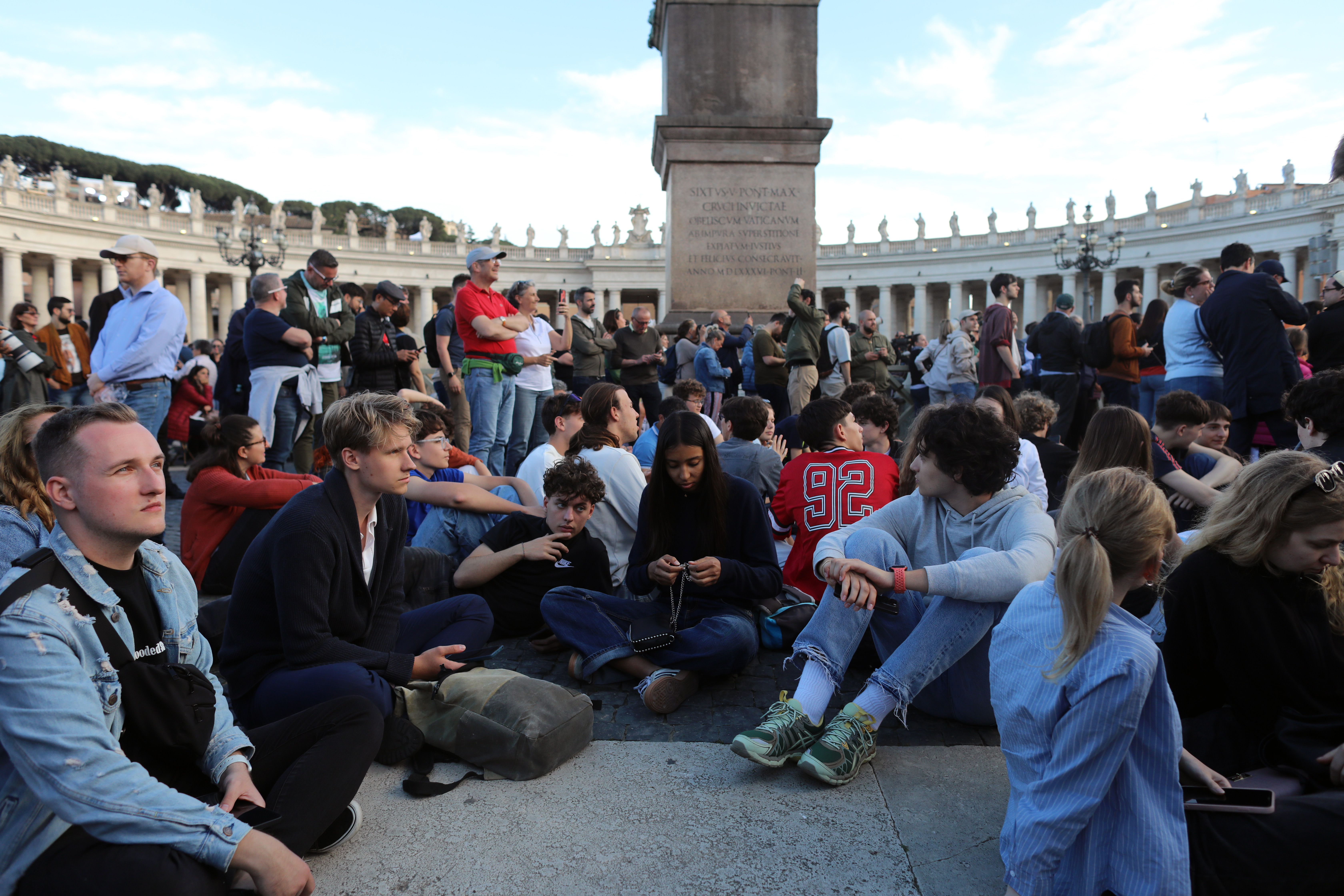 La gente se reúne en la Plaza de San Pedro el 7 de mayo de 2025, en la Ciudad del Vaticano, para el primer día del cónclave | Fuente: Getty Images