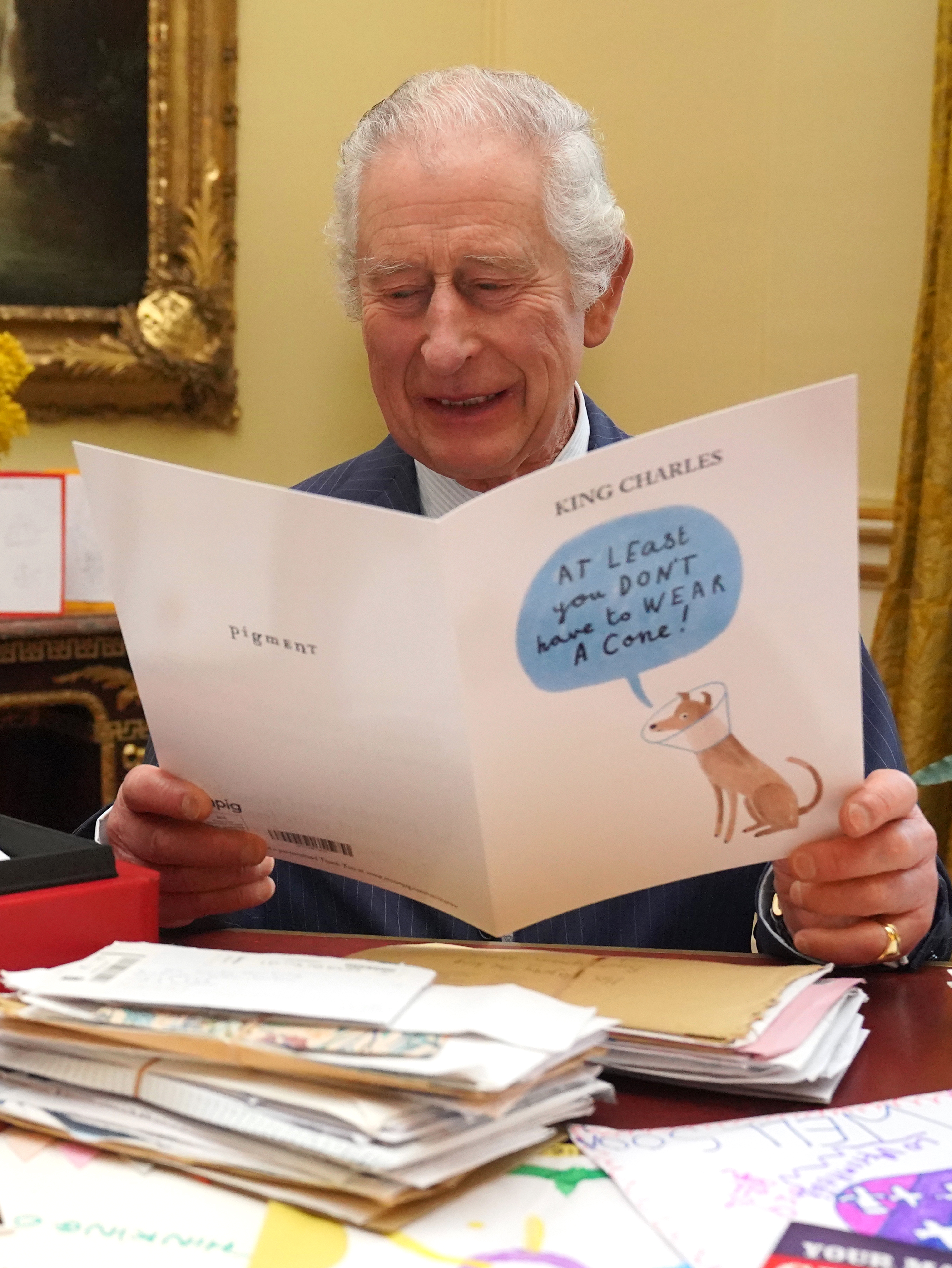 Rey Charles III leyendo tarjetas y mensajes enviados por personas de buena voluntad tras su diagnóstico de cáncer en una foto publicada el 23 de febrero de 2024 | Foto: Getty Images