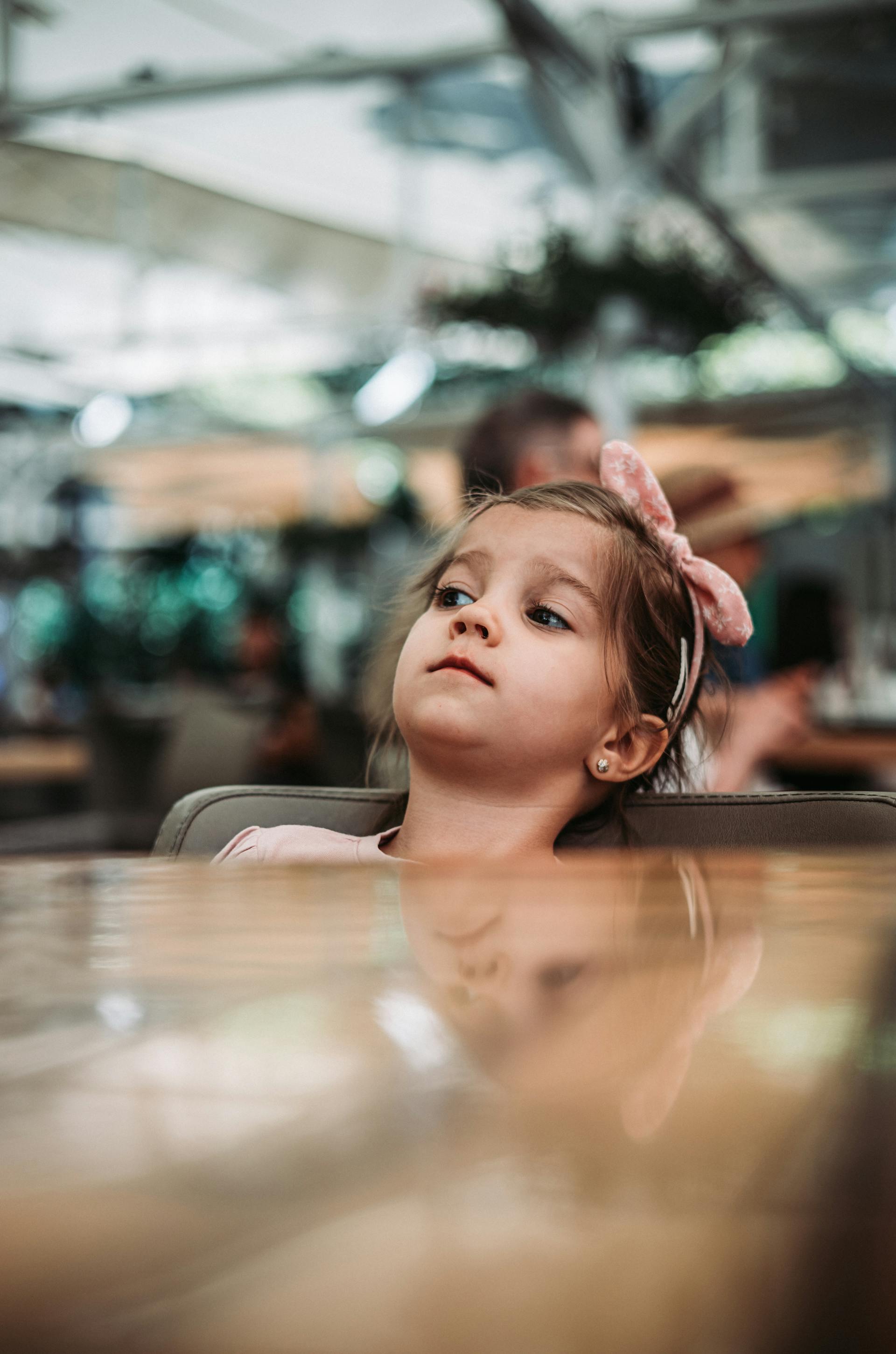 Un niño sentado a la mesa | Fuente: Pexels