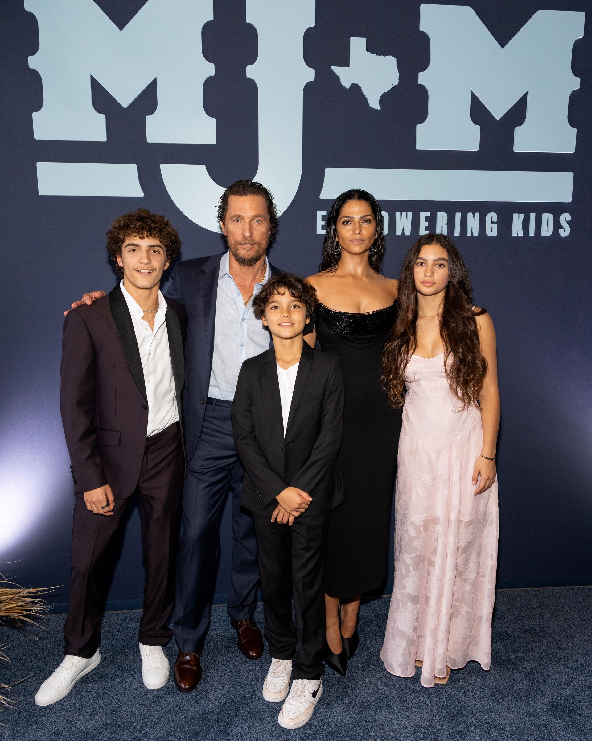 Levi, Matthew y Livingston McConaughey, Camila Alves McConaughey y Vida McConaughey en la 12ª Gala Anual Mack, Jack &amp; McConaughey el 25 de abril de 2024, en Austin, Texas | Fuente: Getty Images