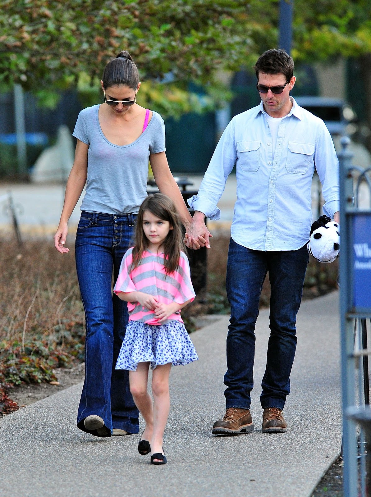 Katie Holmes y Tom Cruise paseaban con su hija, Suri, en Pittsburgh, Pensilvania, el 8 de octubre de 2011. Captado durante un breve periodo en el que aún formaban una unidad familiar, este momento contrasta con su posterior distanciamiento y la compleja relación que siguió | Fuente: Getty Images