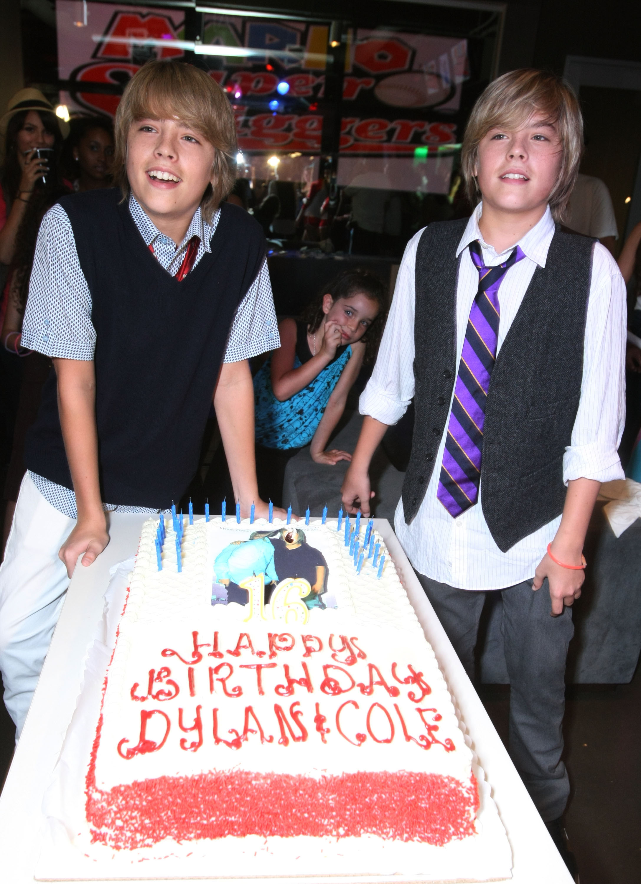 Cole y Dylan Sprouse en su fiesta de 16 cumpleaños organizada por Nintendo el 9 de agosto de 2008, en Los Ángeles, California. | Fuente: Getty Images