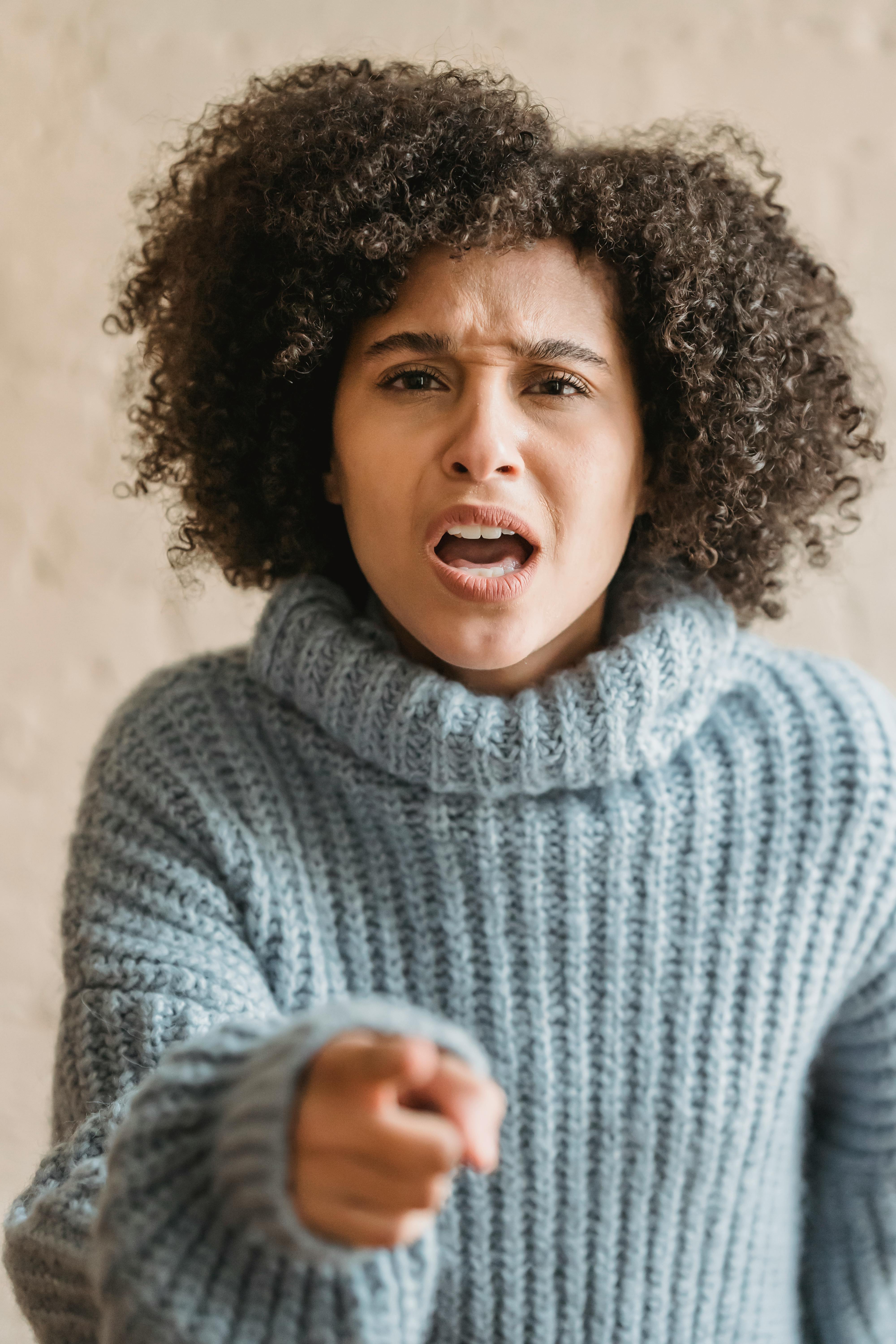 Una mujer enfadada gesticulando | Fuente: Pexels