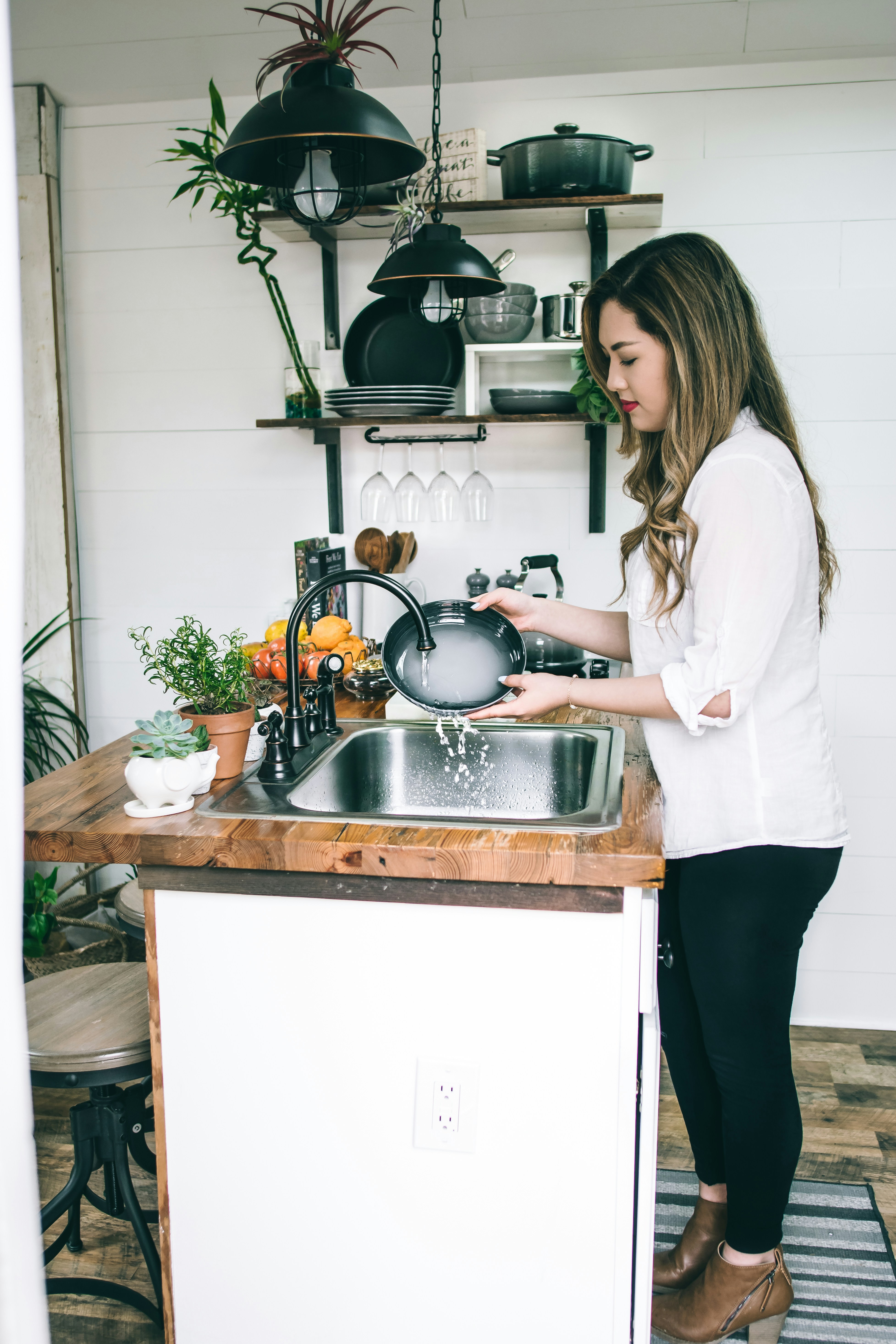 Una mujer haciendo tareas | Fuente: Unsplash