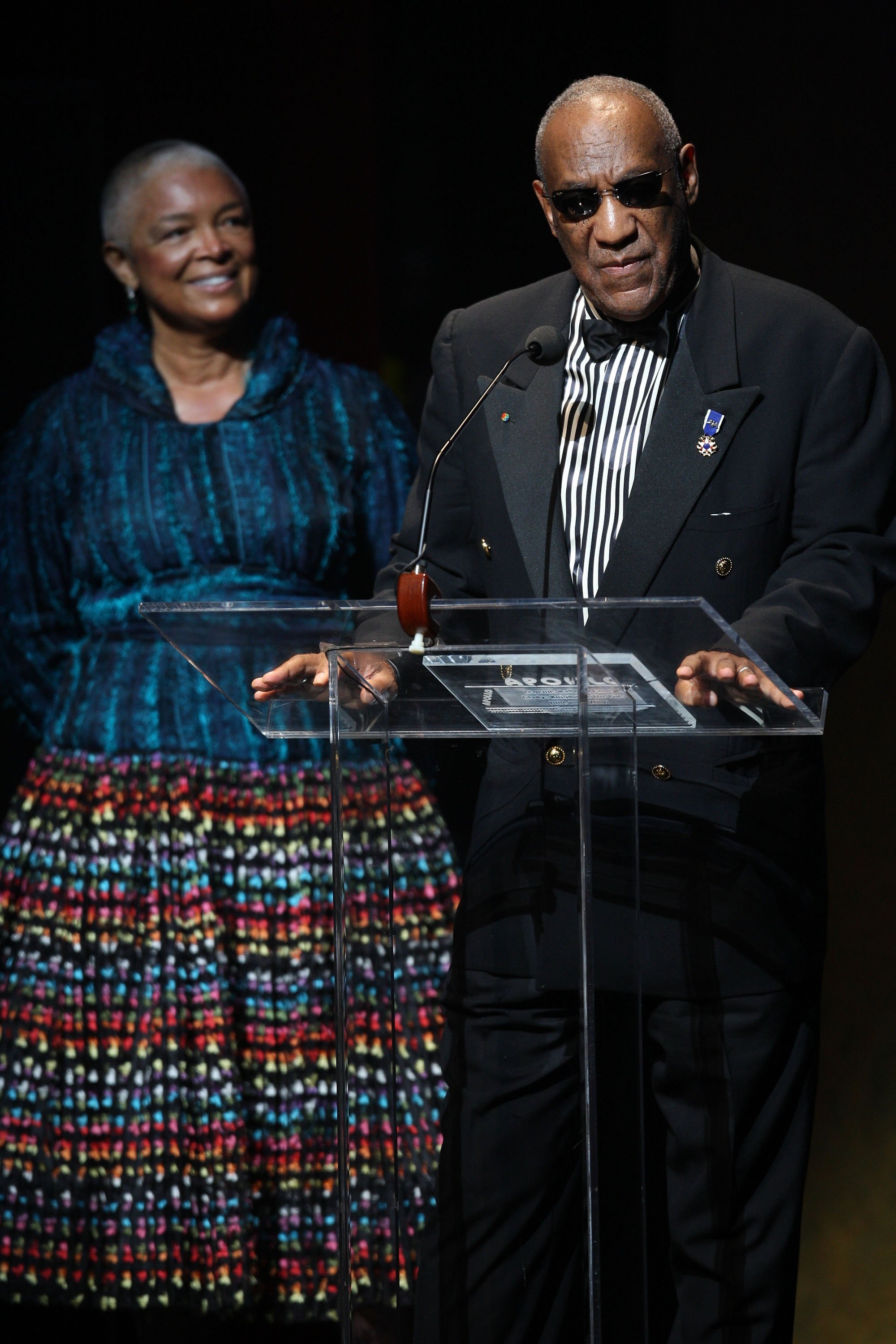 Bill Cosby y su esposa Camille hablan en el escenario durante la Gala del 75º Aniversario del Teatro Apollo el 8 de junio de 2009 en la ciudad de Nueva York. | Foto: Getty Images