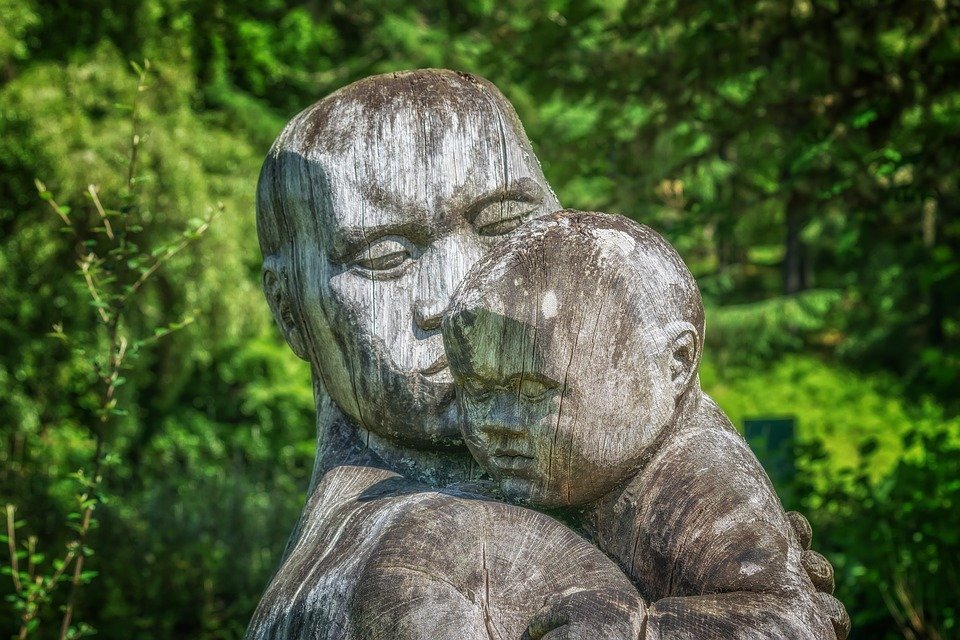 Escultura padre e hijo / Imagen tomada de: Pixabay