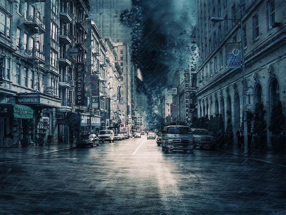 Ciudad bajo la tormenta / Imagen tomada de: Pixabay