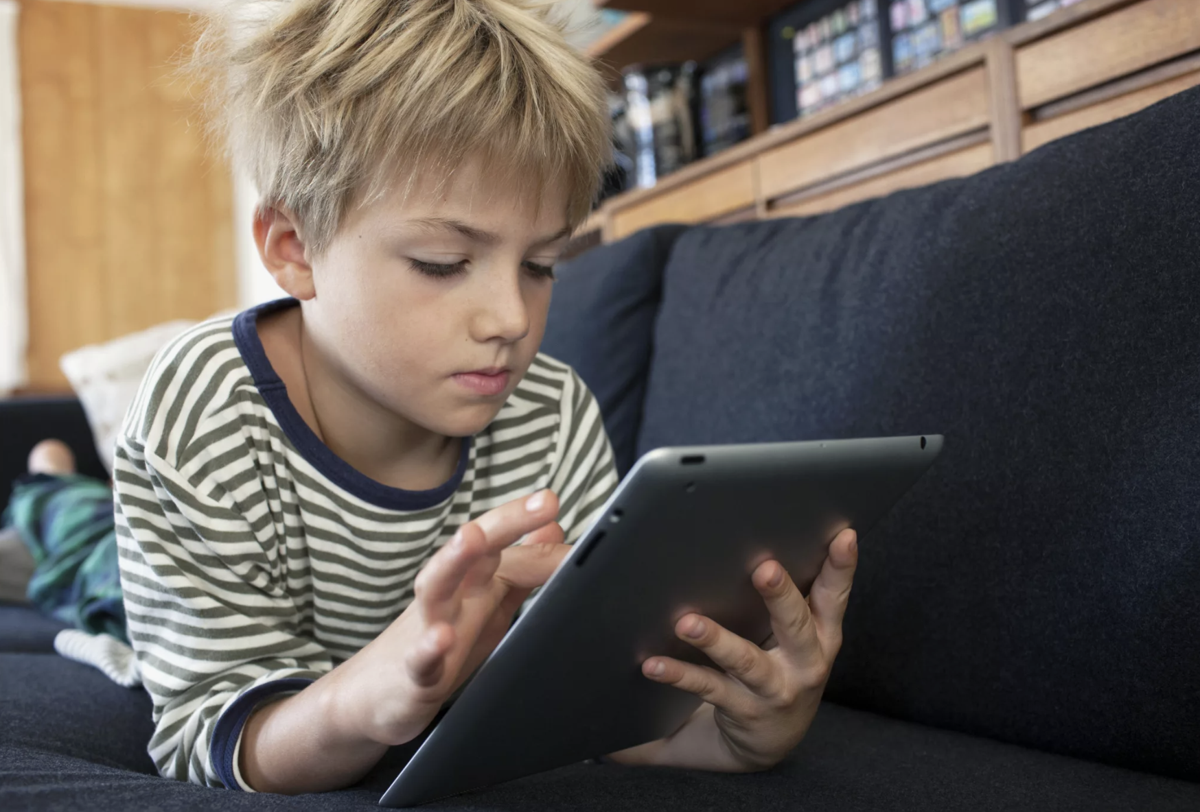 Niño con una tableta | Fuente: Shutterstock