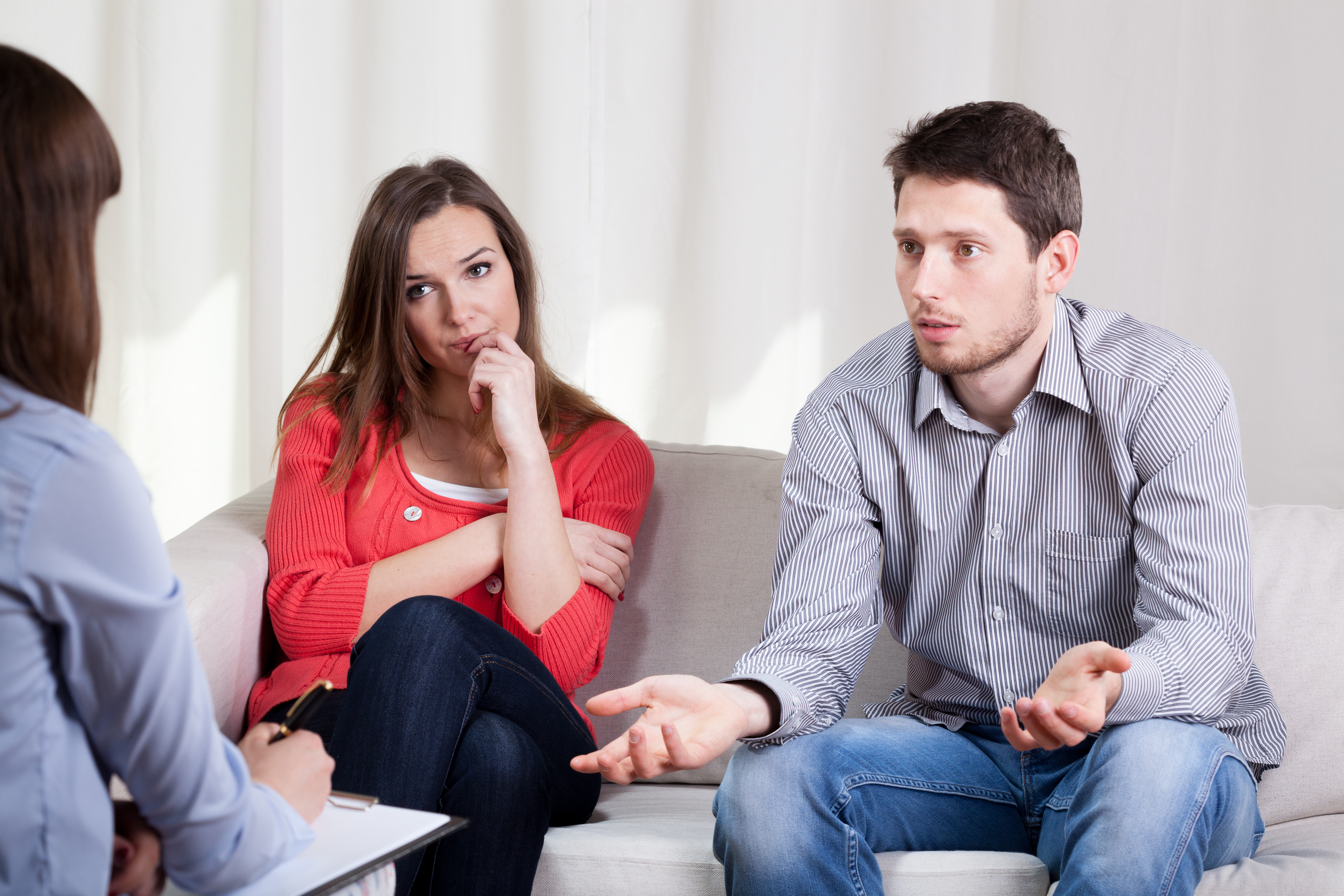 Una pareja triste habla con una mujer | Fuente: Shutterstock.com