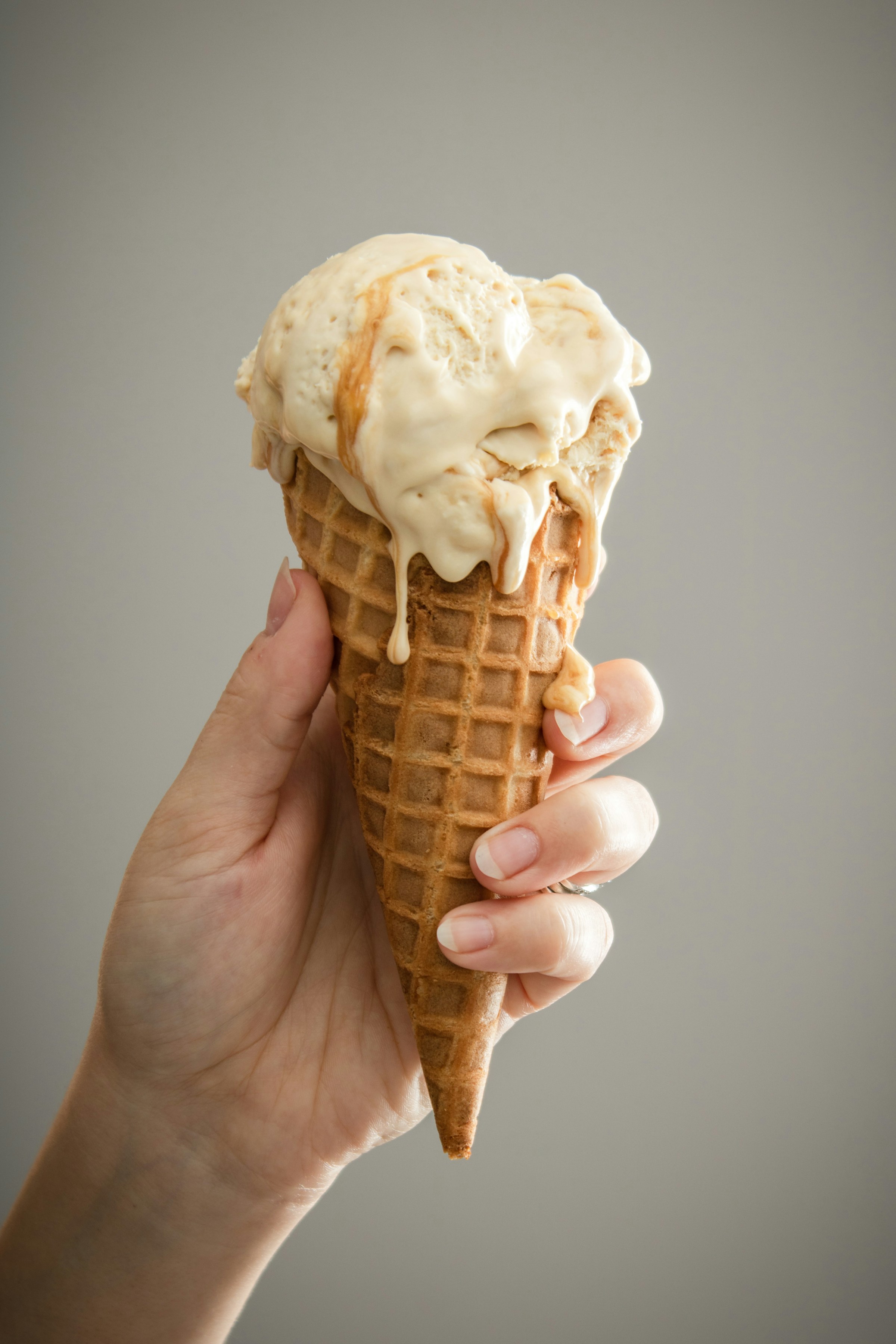 Una persona sujetando un cucurucho de helado | Fuente: Unsplash