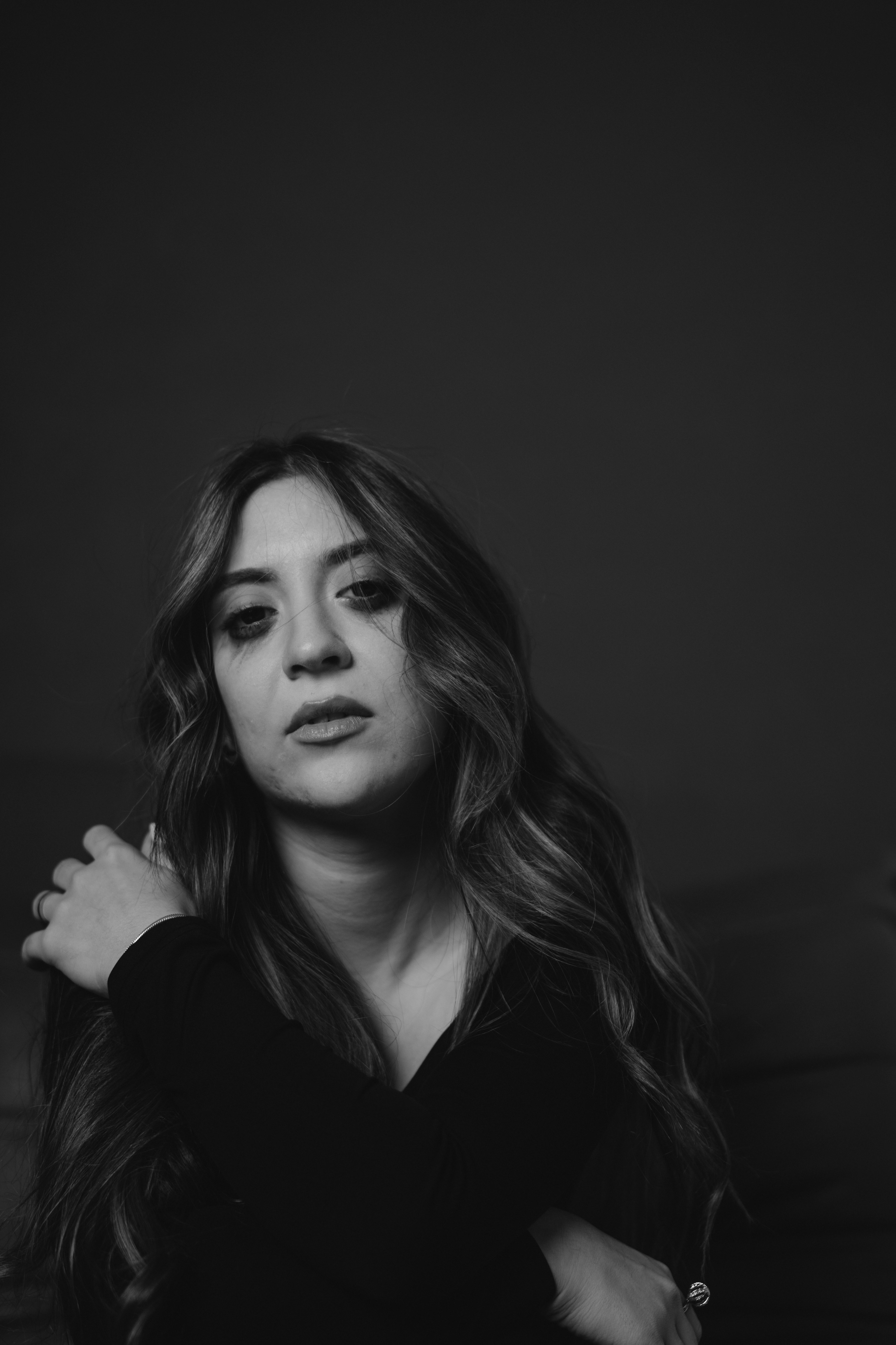 Primer plano de una mujer pensativa | Fuente: Unsplash