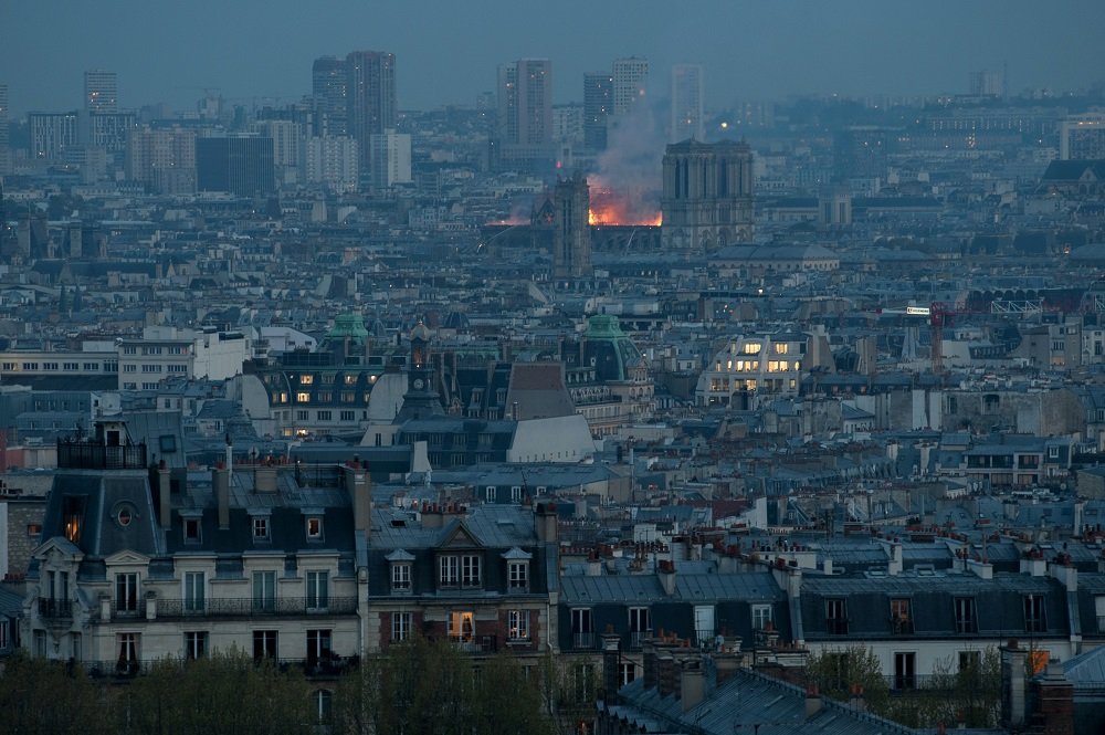 Humo y las llamas se elevan desde la catedral de Notre-Dame el 15 de abril de 2019 en París, Francia. Toma lejana. | Imagen: Getty Images.