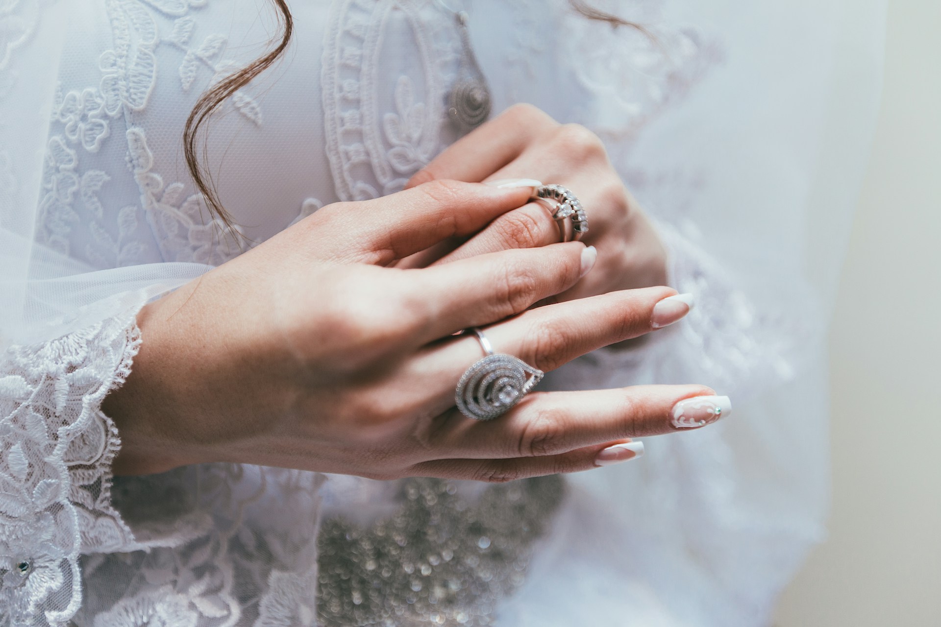 Una mujer quitándose el anillo | Fuente: Unsplash