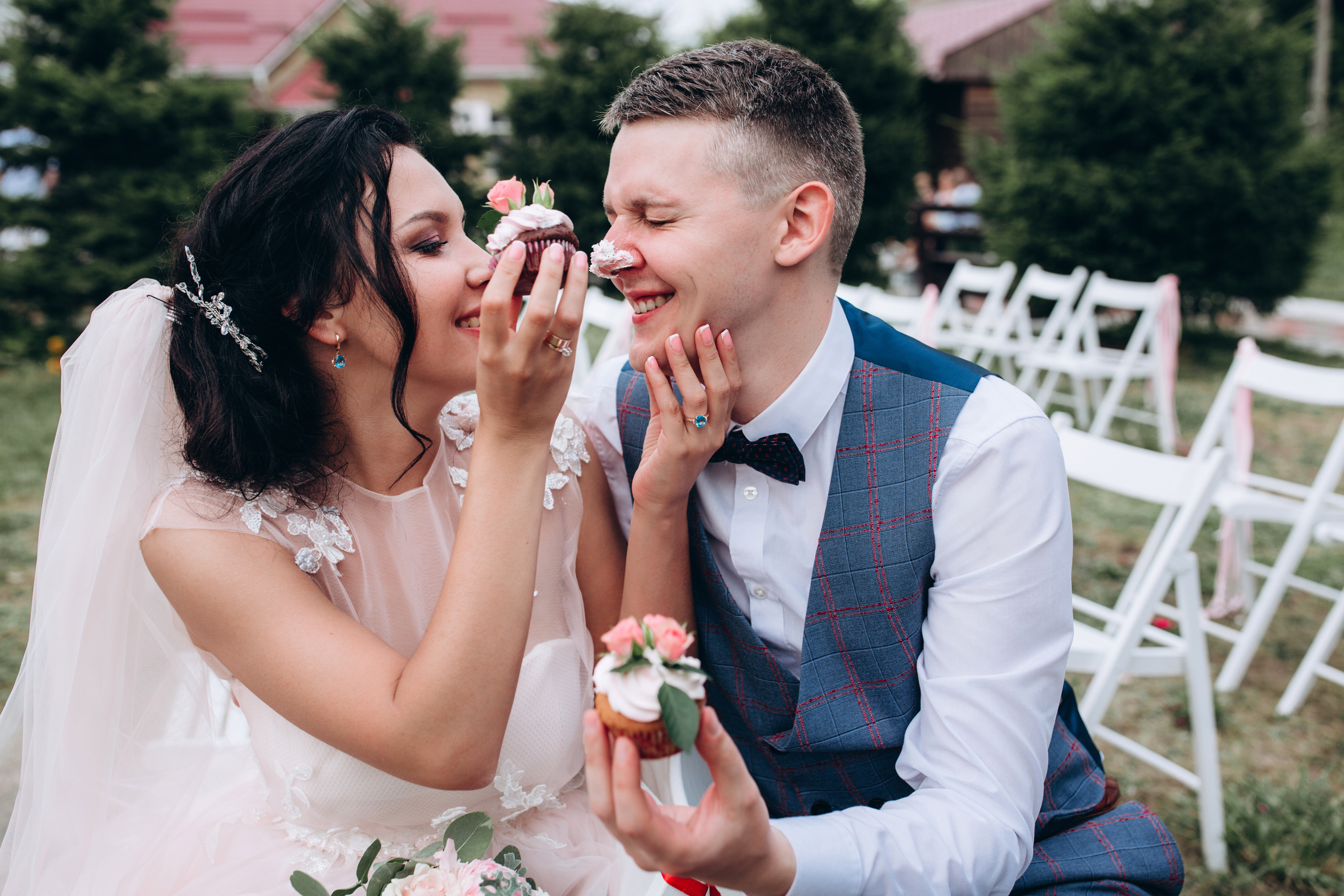 Novia colocando glaseado en la nariz del novio | Fuente: Shutterstock