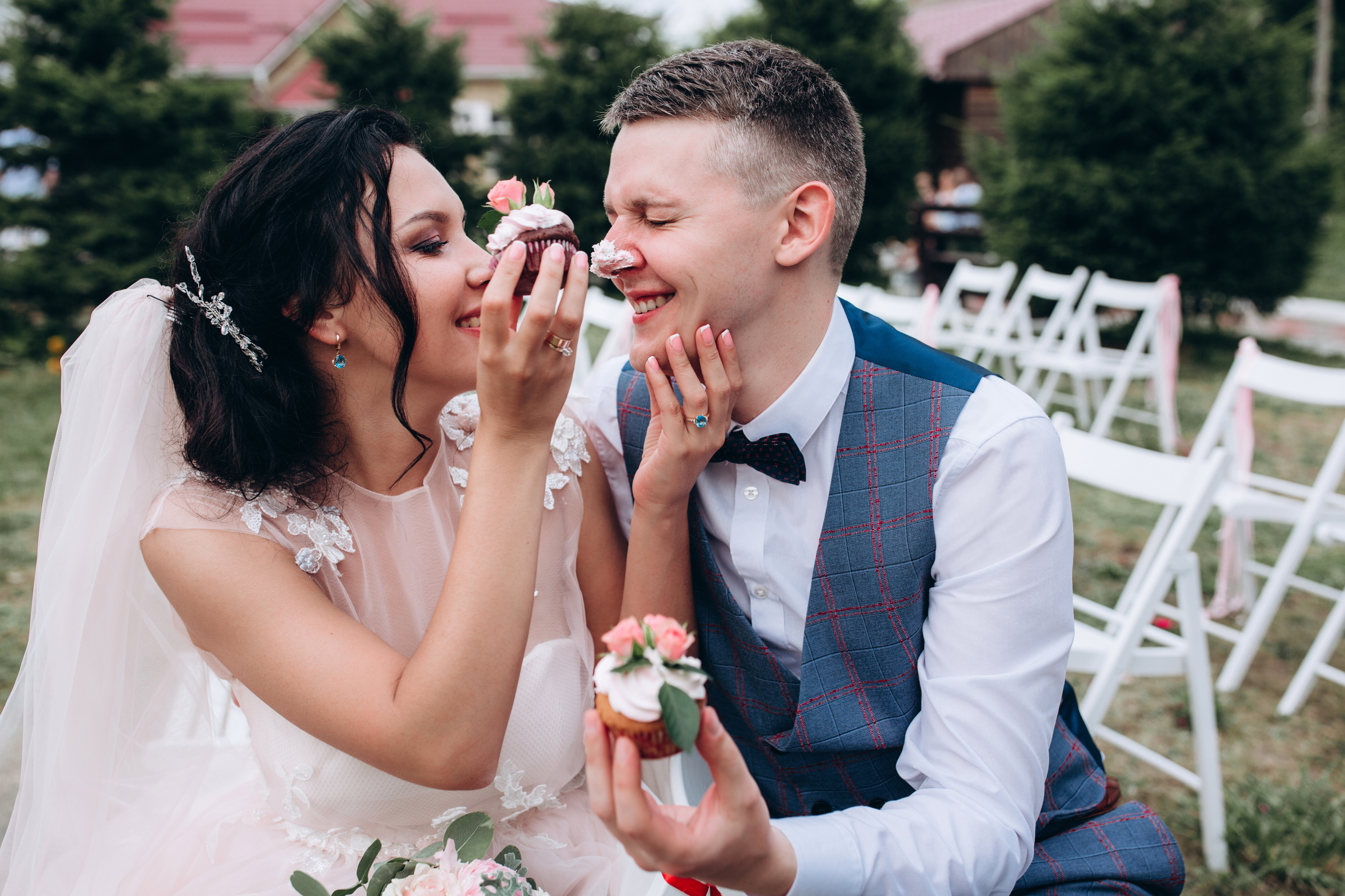 Novios comiendo magdalenas | Fuente: Shutterstock