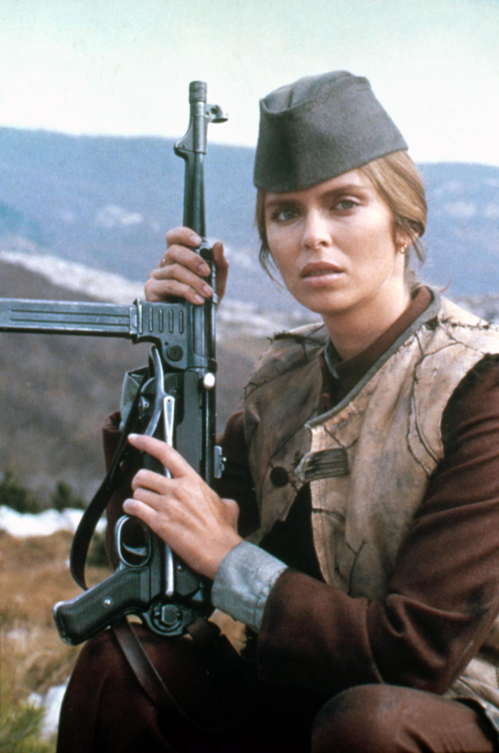 Barbara Bach en el plató de "Force 10 from Navarone" dirigida por Guy Hamilton en 1978. | Fuente: Getty Images