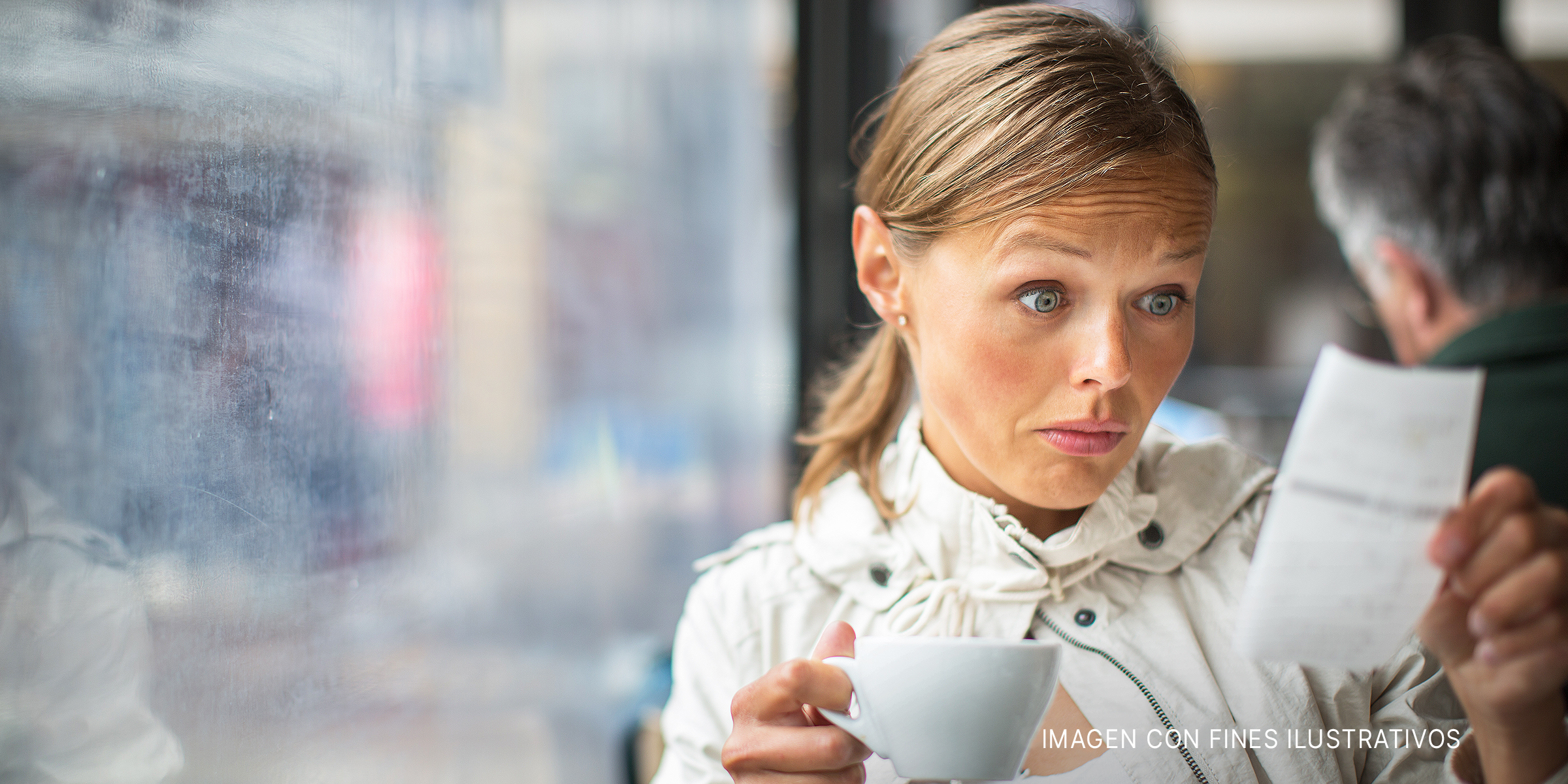 Una mujer sorprendida por el importe de su factura | Foto: Shutterstock