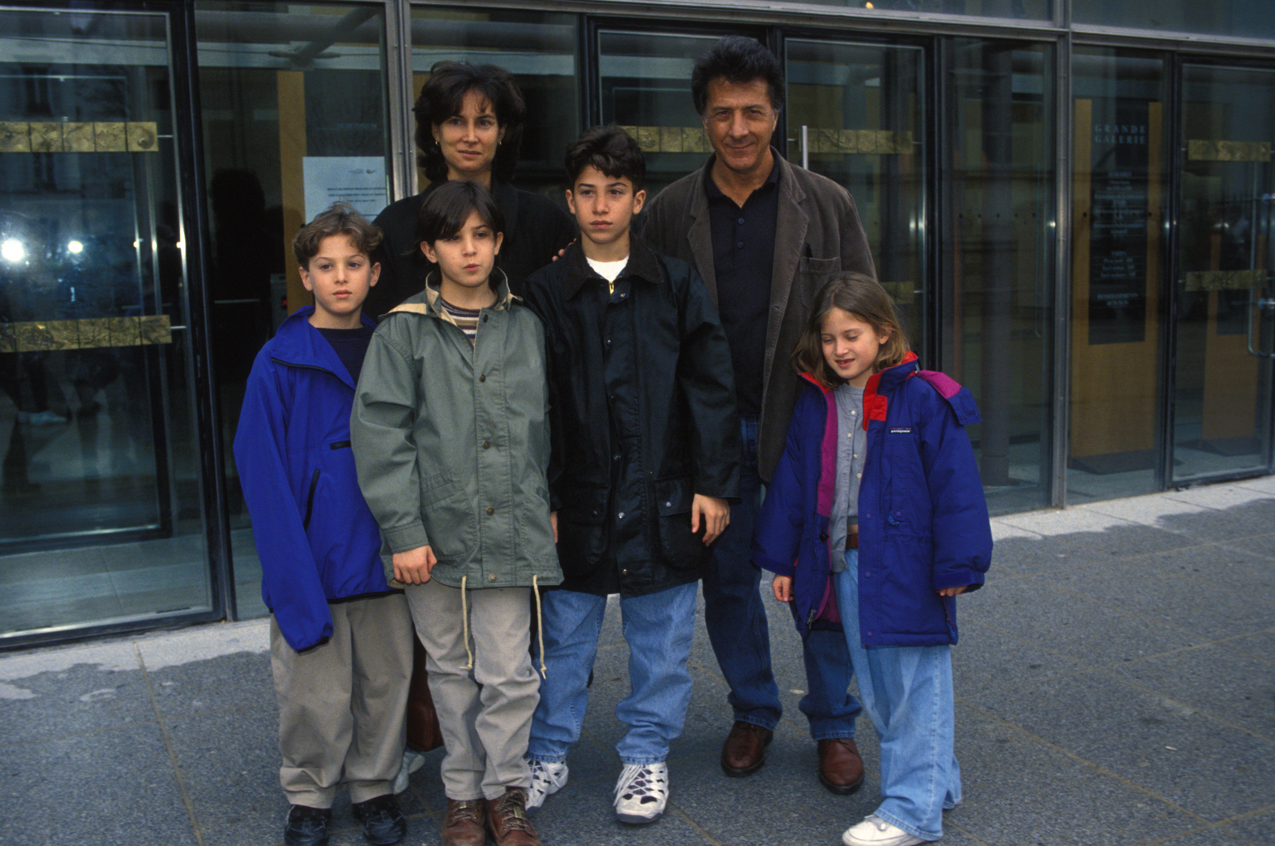 La mujer, el actor y sus hijos en París, Francia, en 1992. | Foto: Getty Images