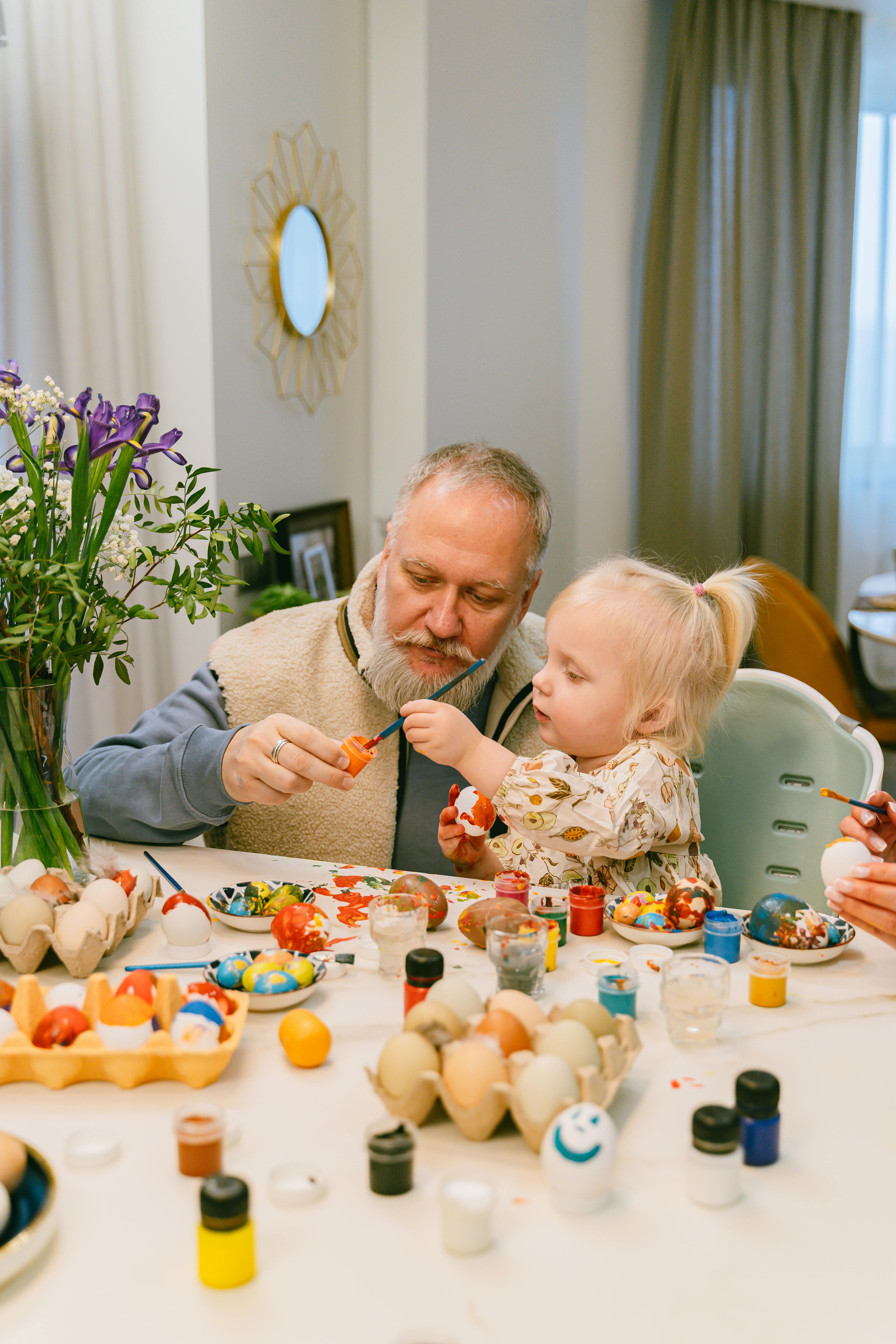 Un abuelo jugando con su nieta | Foto: Pexels