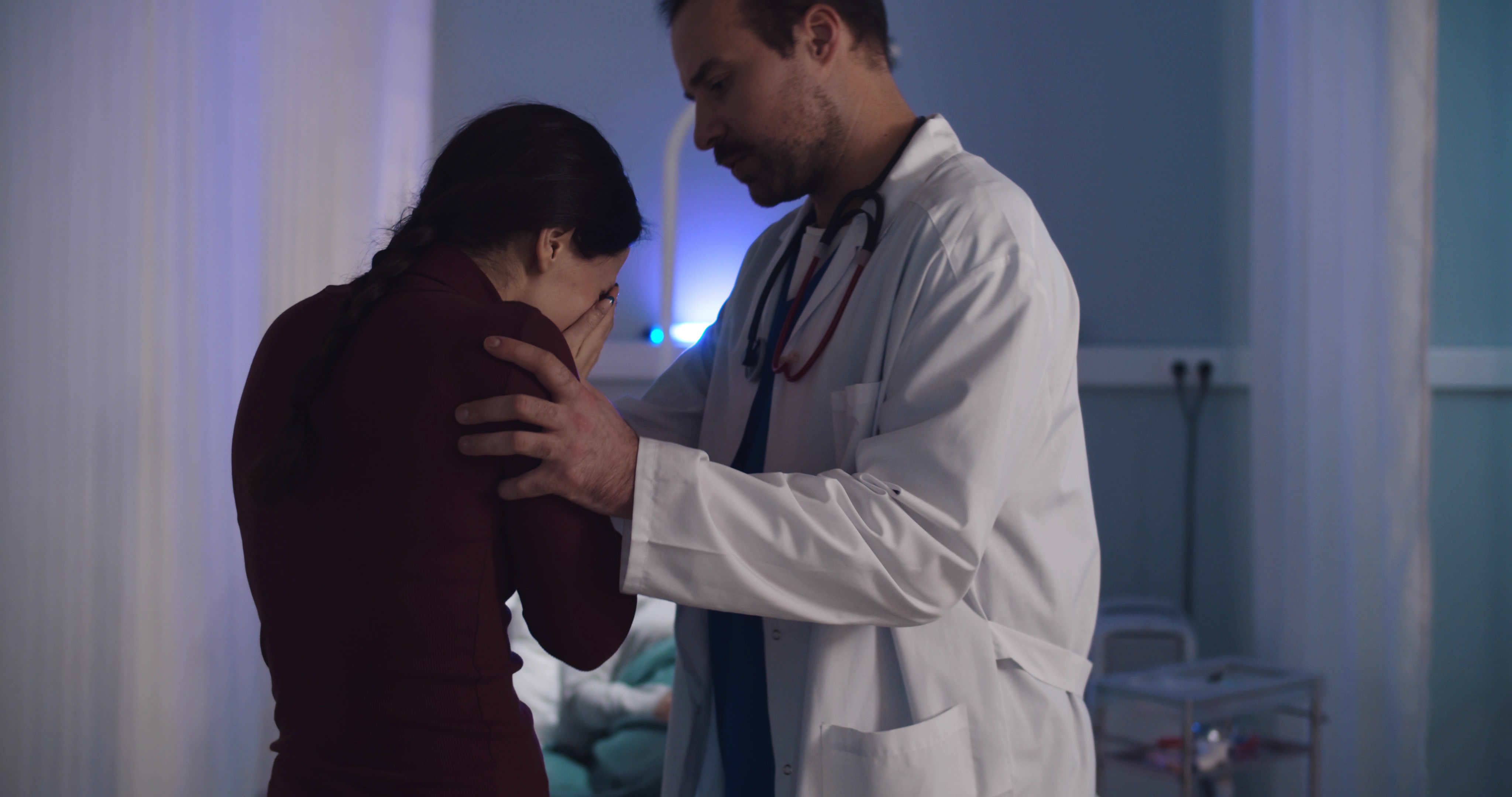 Médico consolando a una mujer que llora | Fuente: Shutterstock