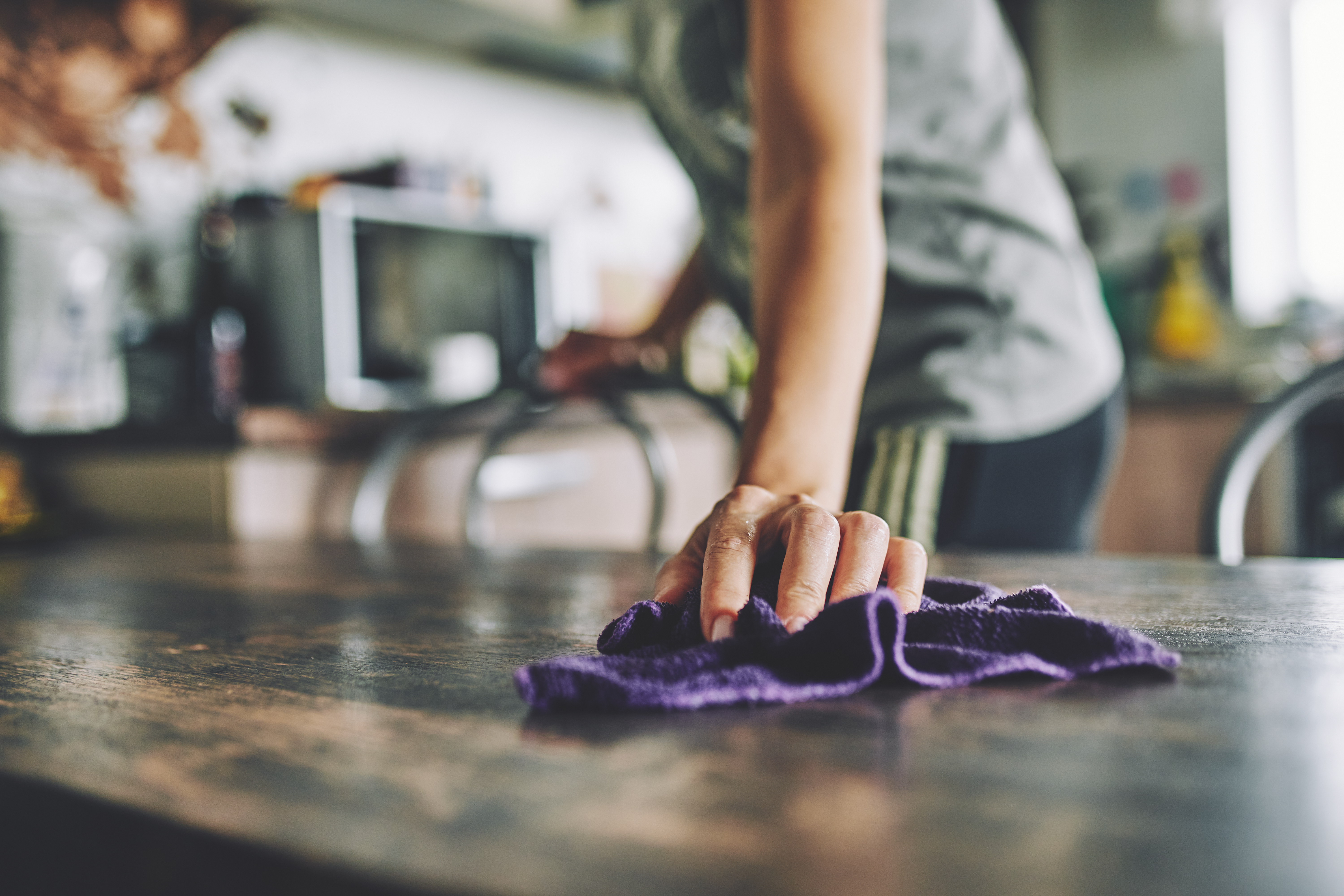 Una mujer limpiando un mostrador | Foto: Getty Images