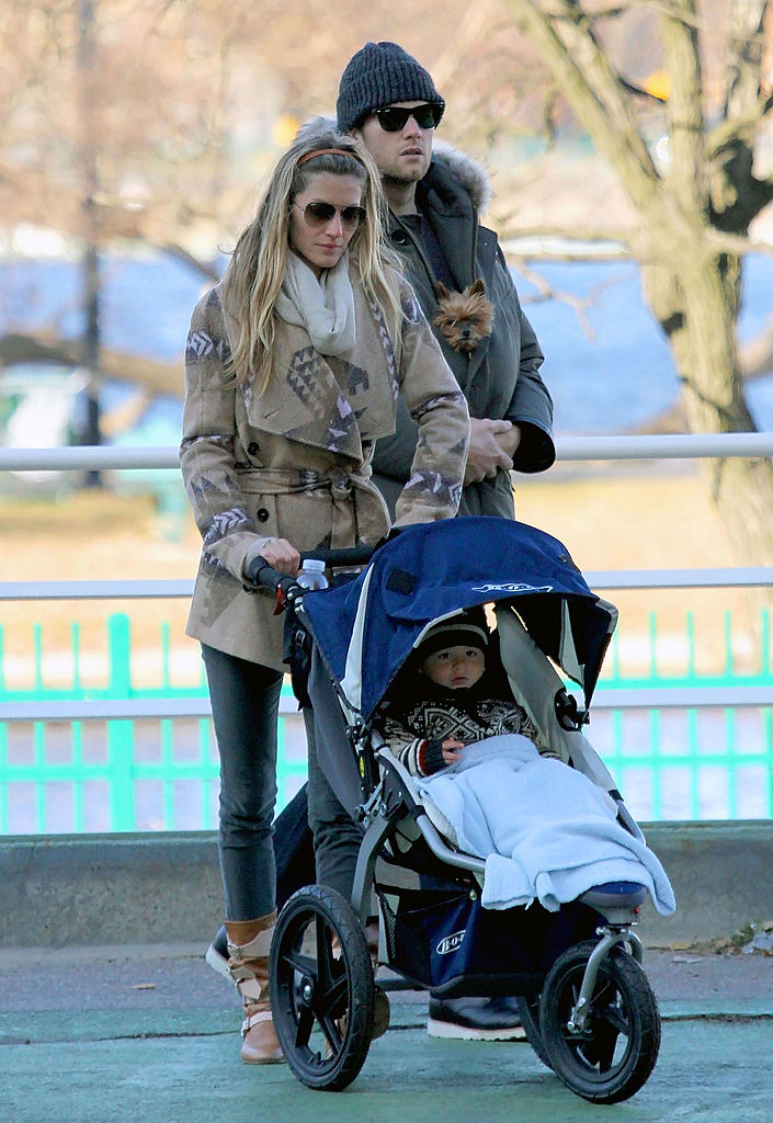 Tom Brady and Giselle Bundchen con su hijo Benjamin Rein Brady son vistos el 02 de enero 2012 en Boston, Massachusetts. (Foto de Stickman/Bauer-Griffin/GC Images)