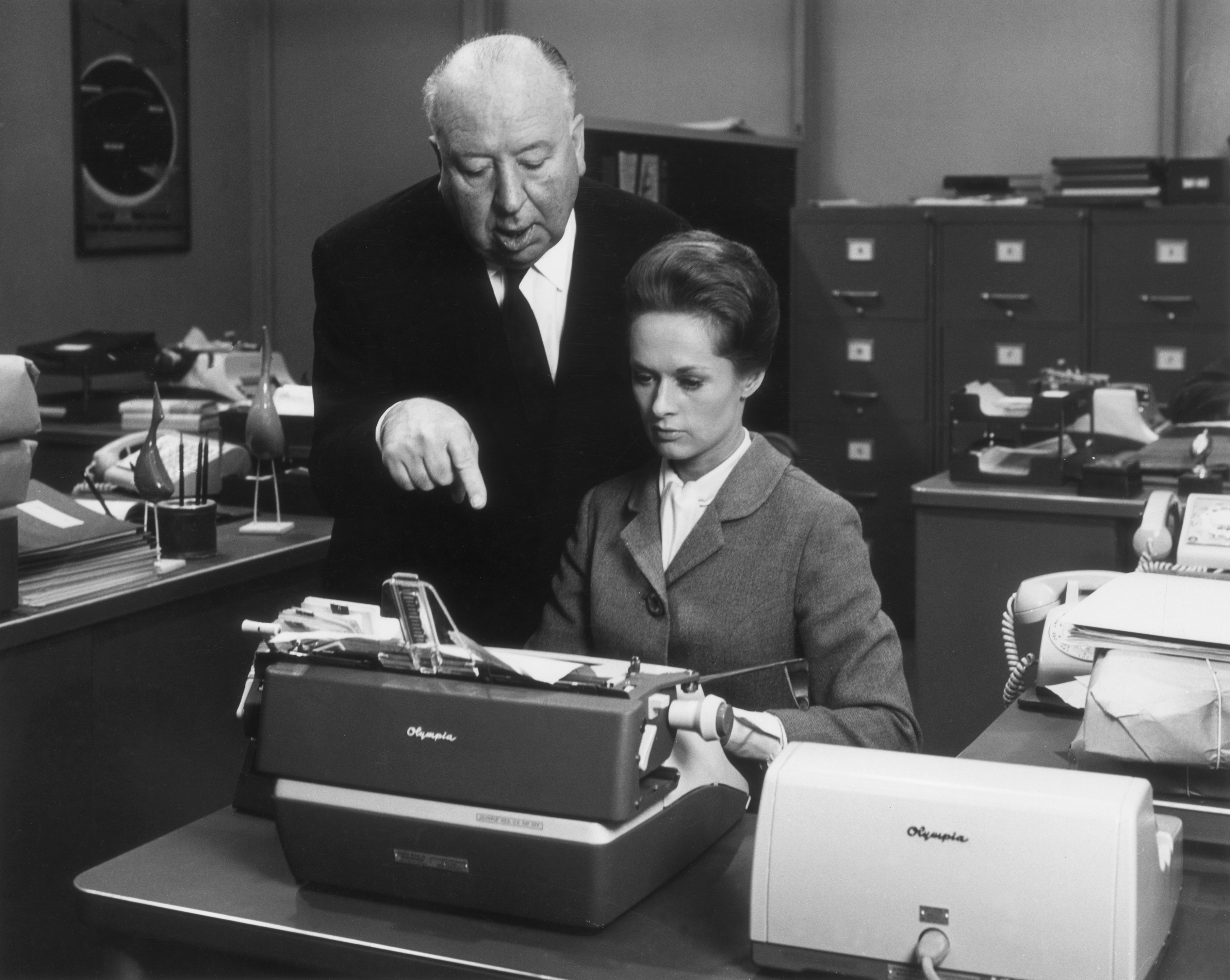 Alfred Hitchcock y Tippi Hedren en el plató de la película "Marnie" en 1964. | Fuente: Getty Images