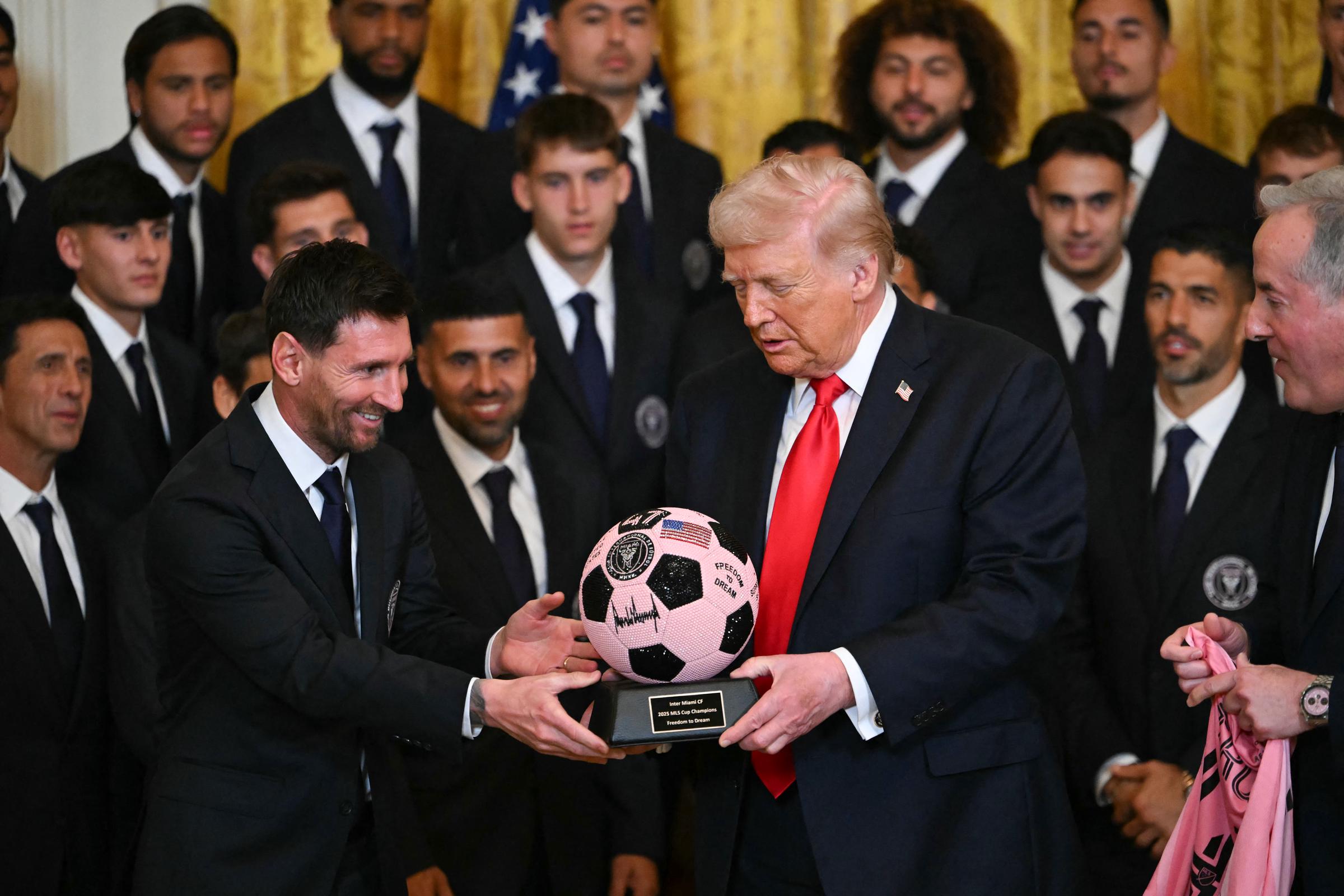 El astro argentino Lionel Messi le entrega un balón al presidente estadounidense Donald Trump durante un evento para el Inter Miami CF, ganador de la Major League Soccer Cup 2025, en el Salón Este de la Casa Blanca en Washington, D.C., el 5 de marzo de 2026. | Fuente: Getty Images