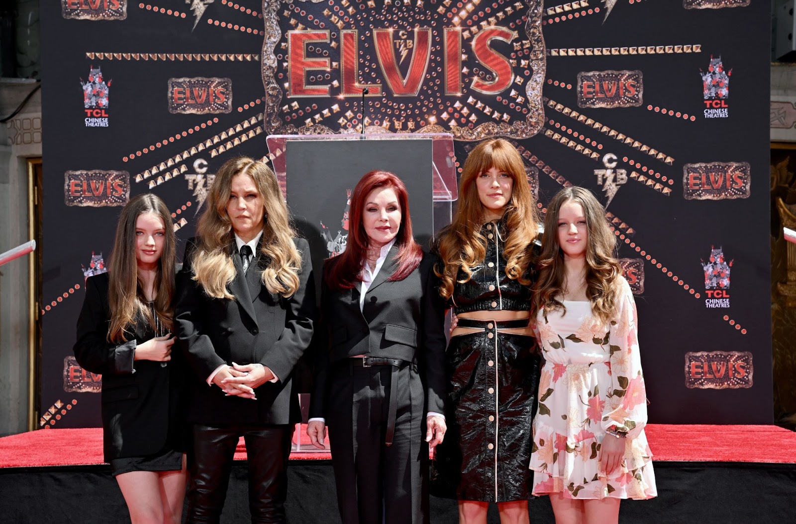 Harper Lockwood, Lisa Marie y Priscilla Presley con Riley Keough y Finley Lockwood en la Ceremonia de la Huella de la Mano en honor a Tres Generaciones de Presley el 21 de junio de 2022, en Hollywood, California | Fuente: Getty Images