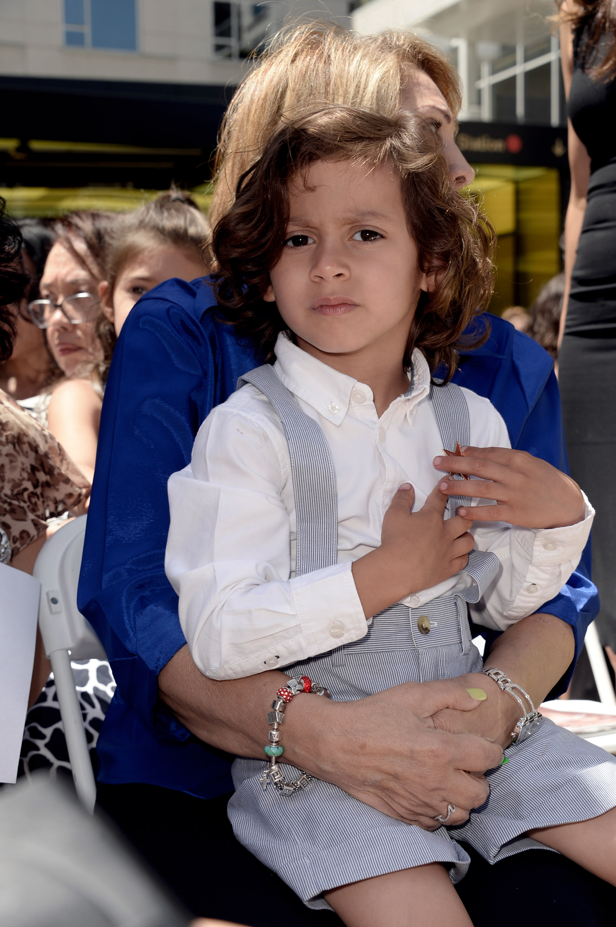 Maximilian David Muñiz posa mientras su madre Jennifer Lopez es honrada con la estrella número 2500 en el Paseo de la Fama de Hollywood el 20 de junio de 2013, en Los Ángeles, California | Fuente: Getty Images