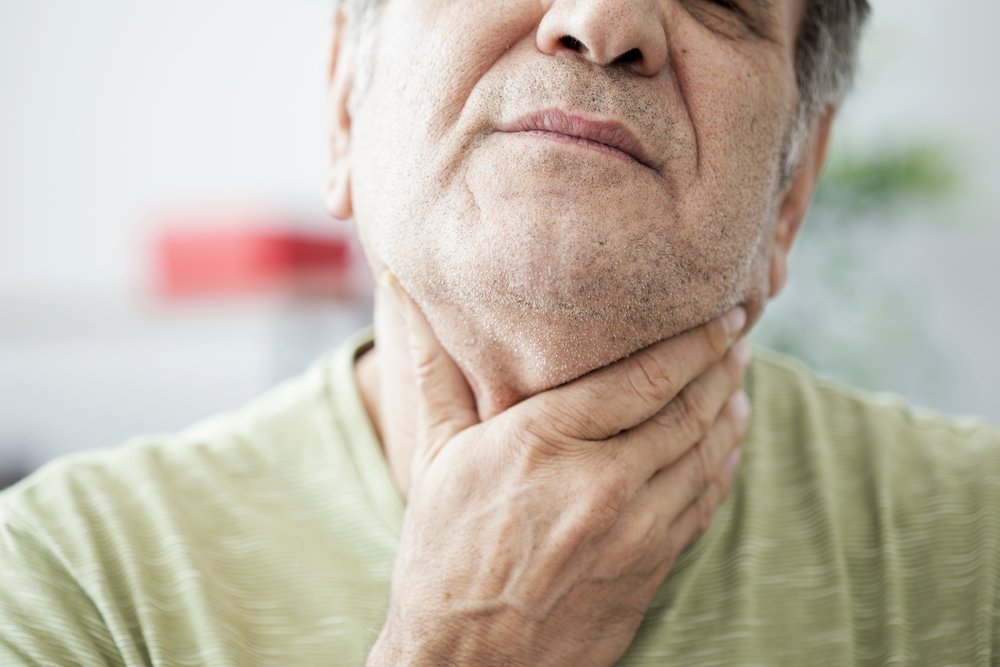 Anciano con dolor de garganta. Fuente: Shutterstock