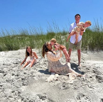 Haley Hodge y su familia el 9 de junio de 2024 | Fuente: Instagram/hodgehouse1