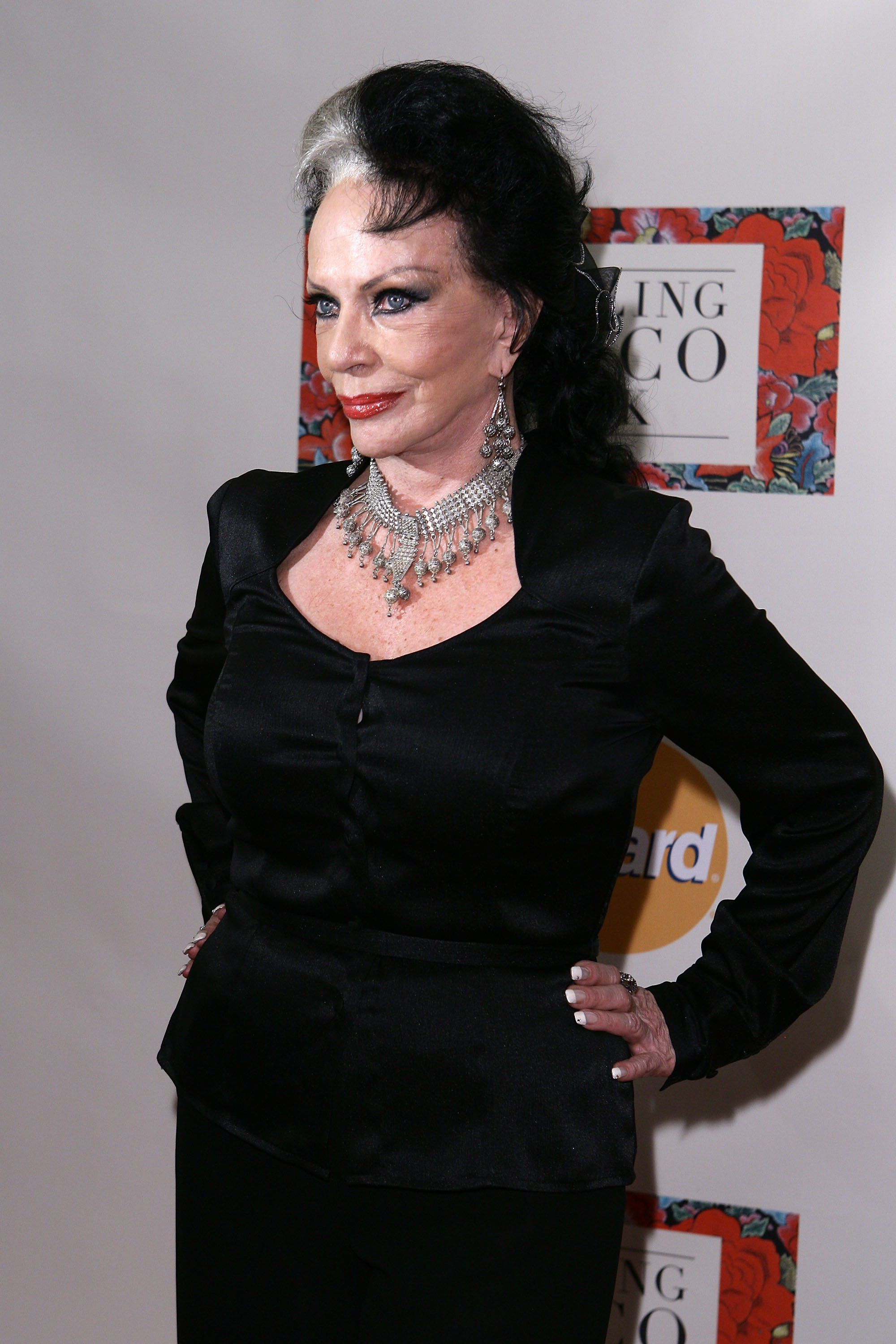 Yolanda "Tongolele" Montes asiste a la recepción de apertura de «Revealing Mexico Week» en Top of the Rock Observation Deck en el Rockefeller Center el 25 de octubre de 2010 en la ciudad de Nueva York. | Fuente: Getty Images