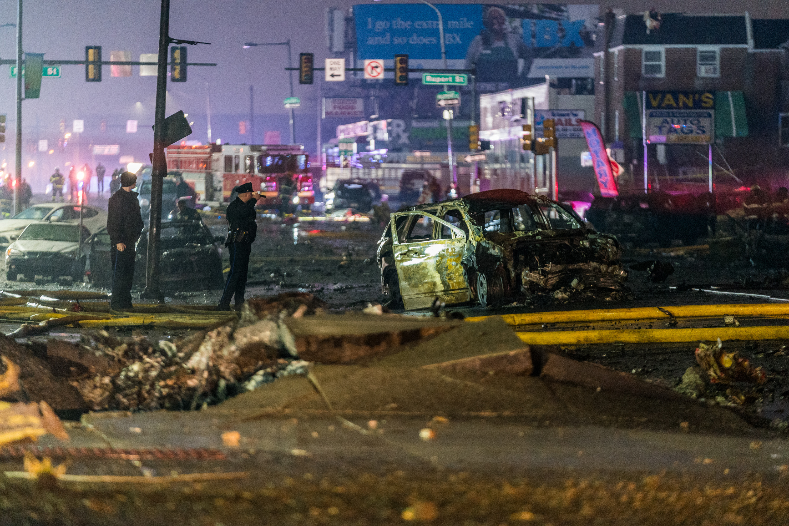 Vista de los restos de una avioneta que se estrelló en una zona residencial de Filadelfia el 31 de enero de 2025 | Fuente: Getty Images