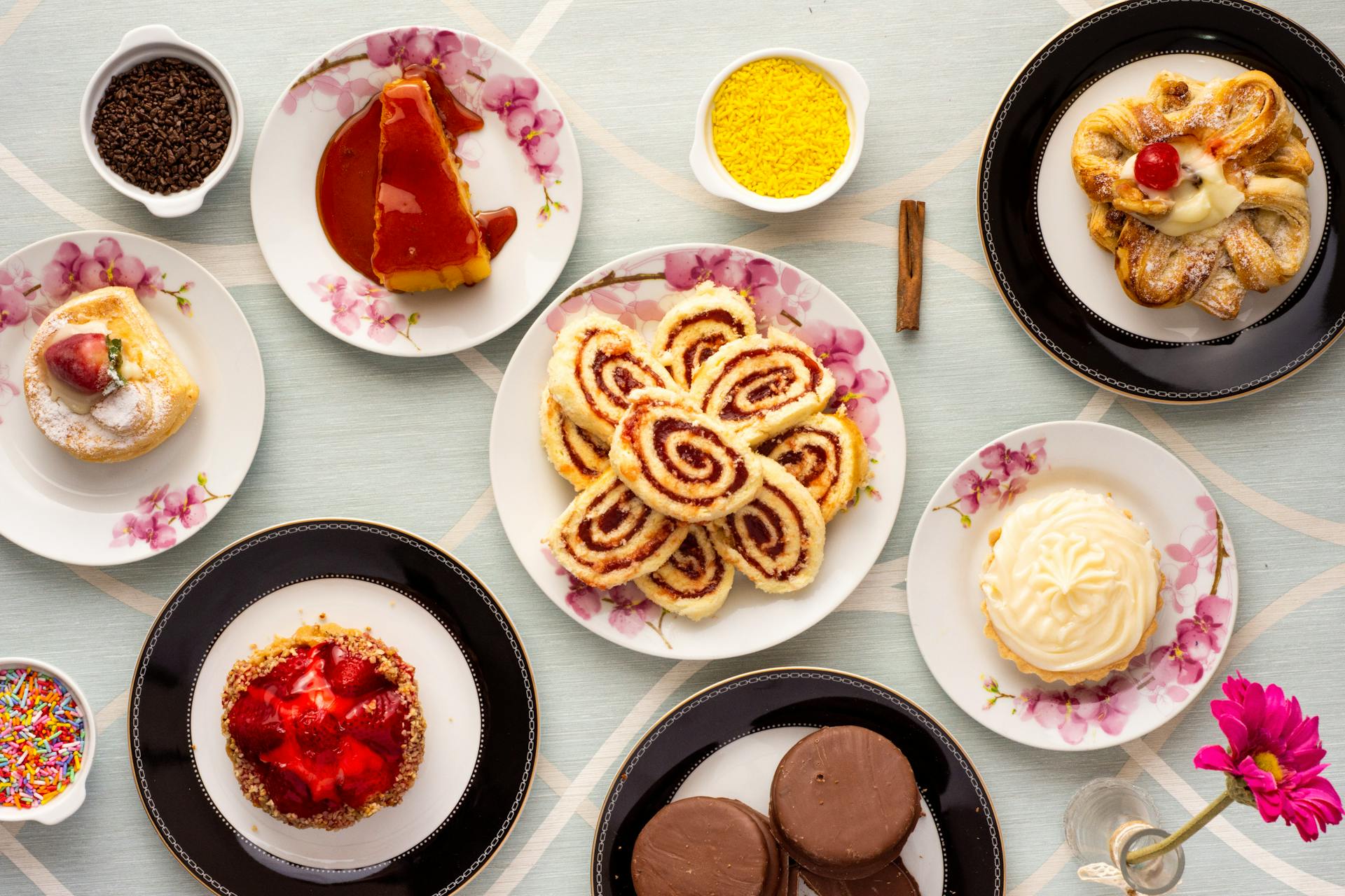 Varios platos de postre sobre una mesa | Fuente: Pexels