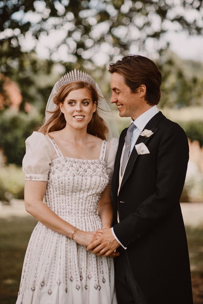 La princesa Beatrice y Edoardo Mapelli Mozzi en los terrenos de Royal Lodge el 18 de julio de 2020 en Windsor, Reino Unido. | Foto: Getty Images