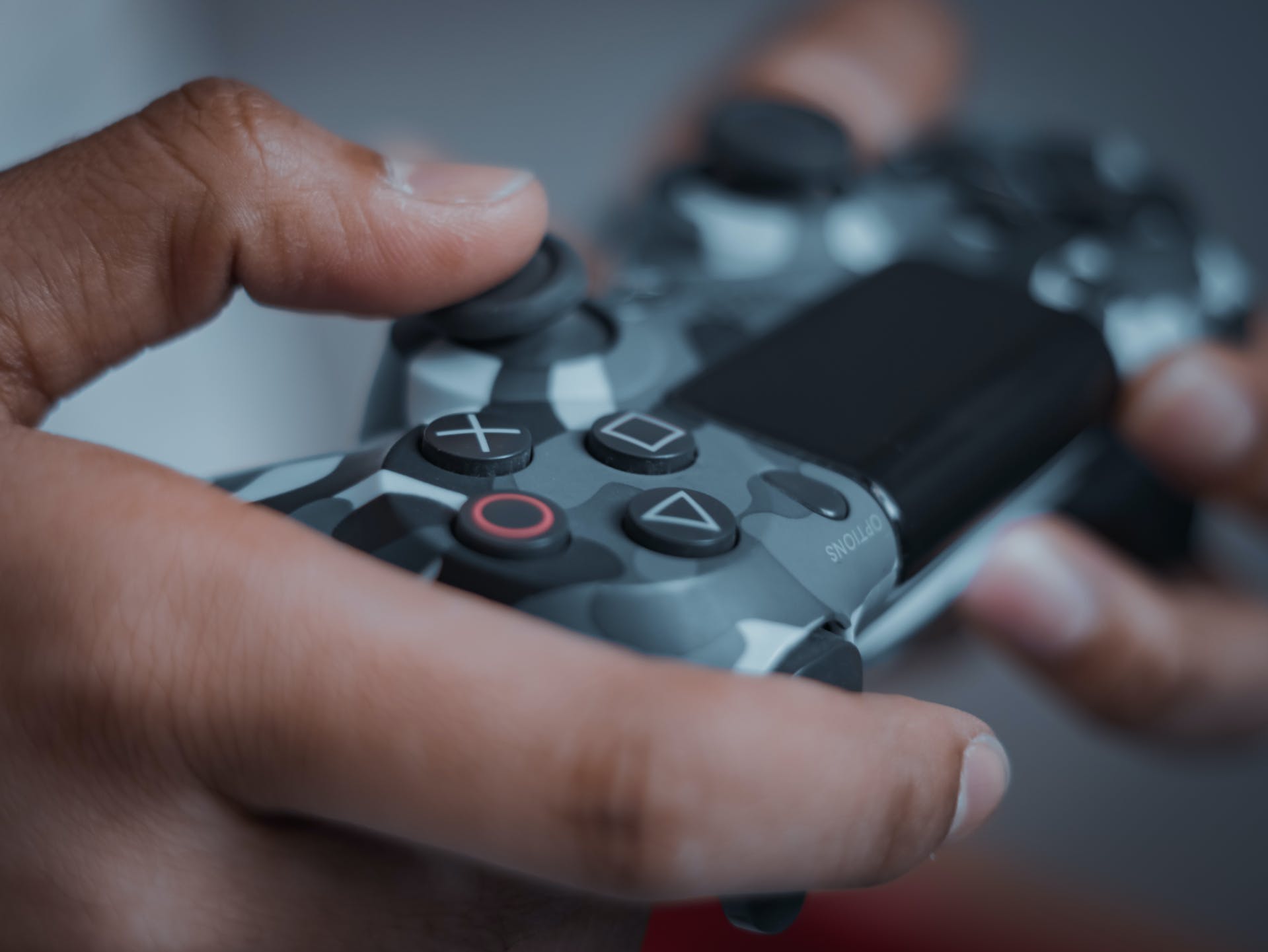 Persona sujetando un mando de videojuegos | Foto: Pexels