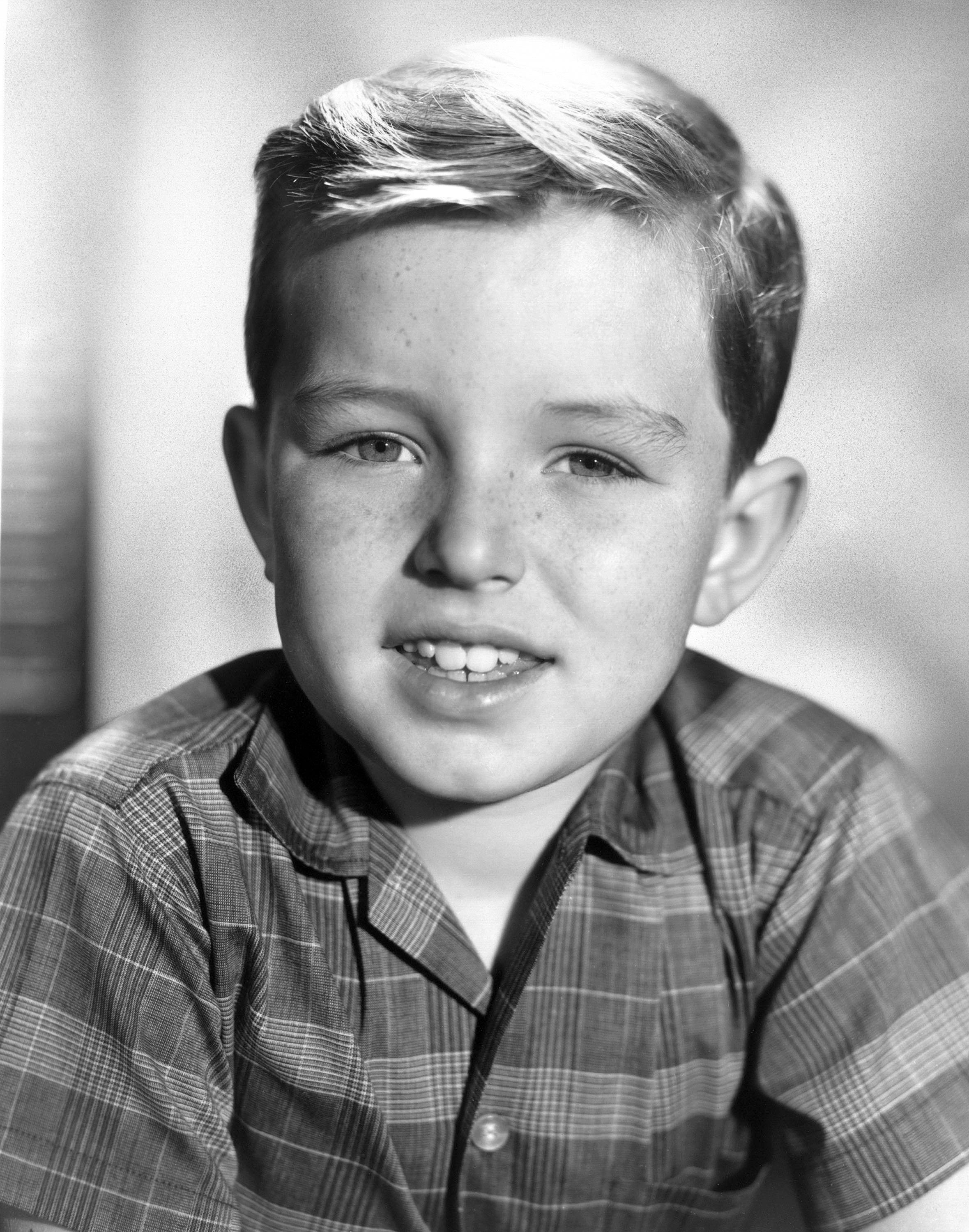 El joven actor, aquí en el plató de "Leave It to Beaver" en 1957, se ganó a los fans de todo el país con su papel de niño dulce cuya curiosidad e inocencia impulsaban el encanto intemporal de la serie. | Fuente: Getty Images