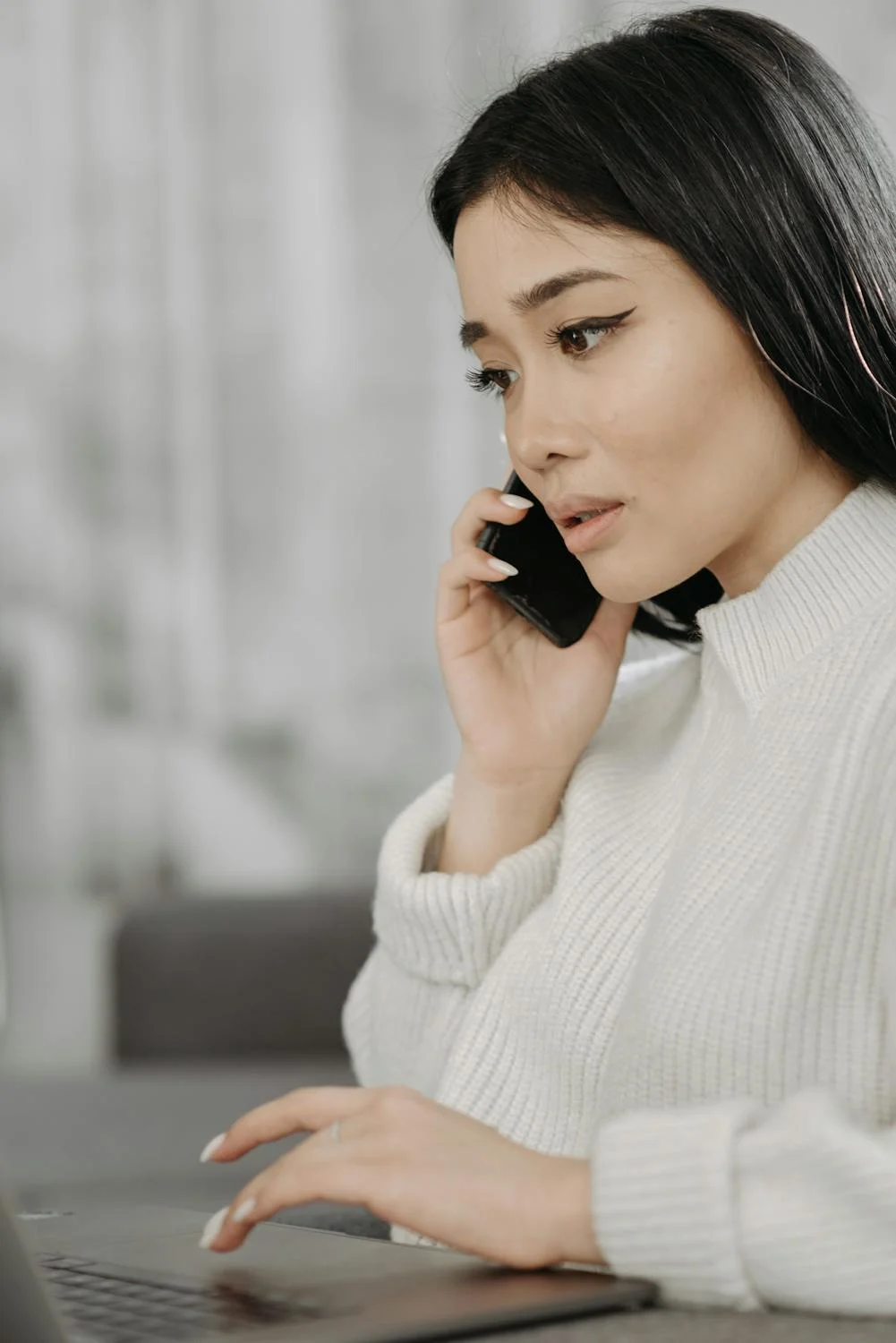 Una mujer seria caminando con su teléfono | Fuente: Pexels