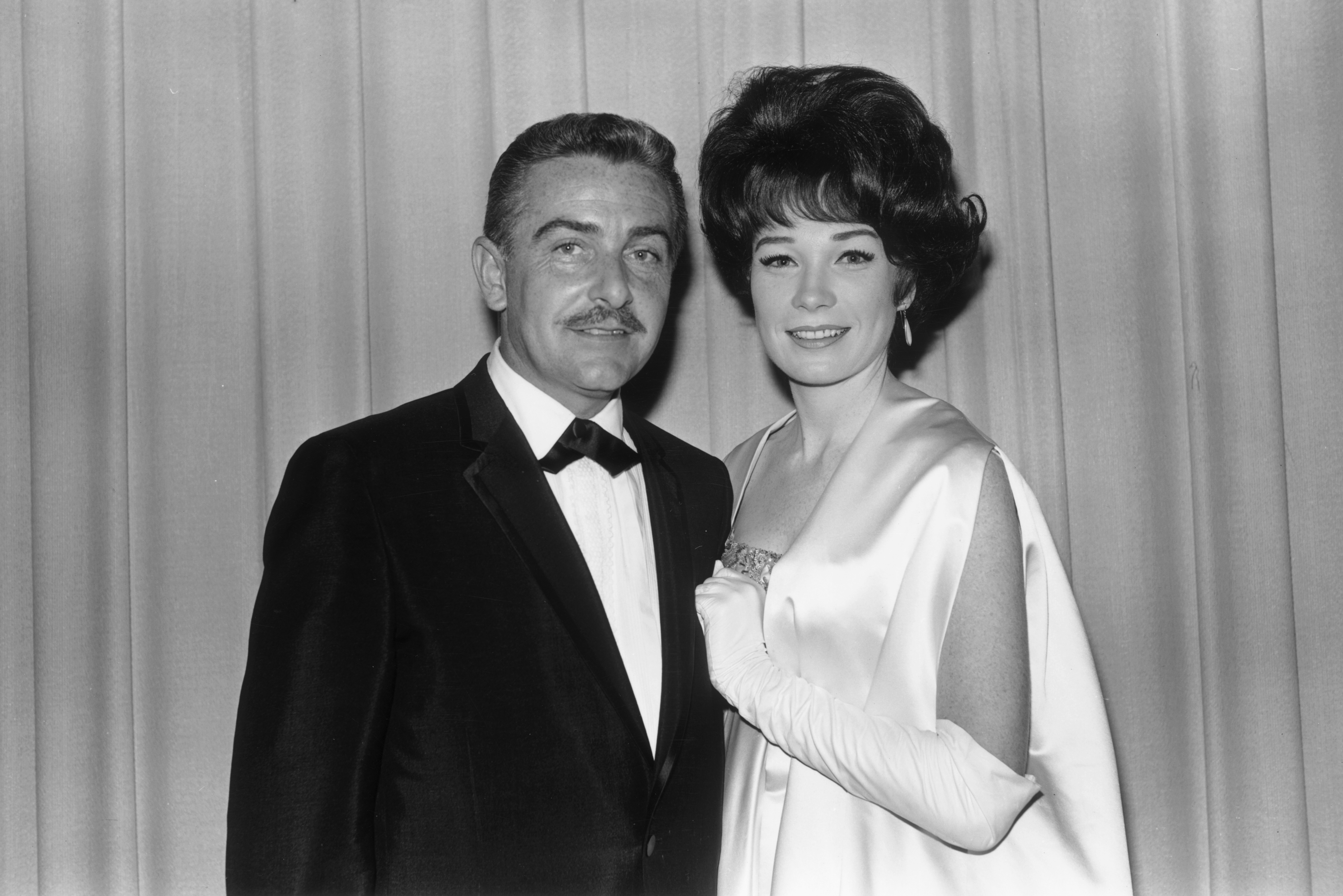 Steve Parker y la actriz fotografiados en los Premios de la Academia el 13 de abril de 1964, en Santa Mónica, California | Fuente: Getty Images