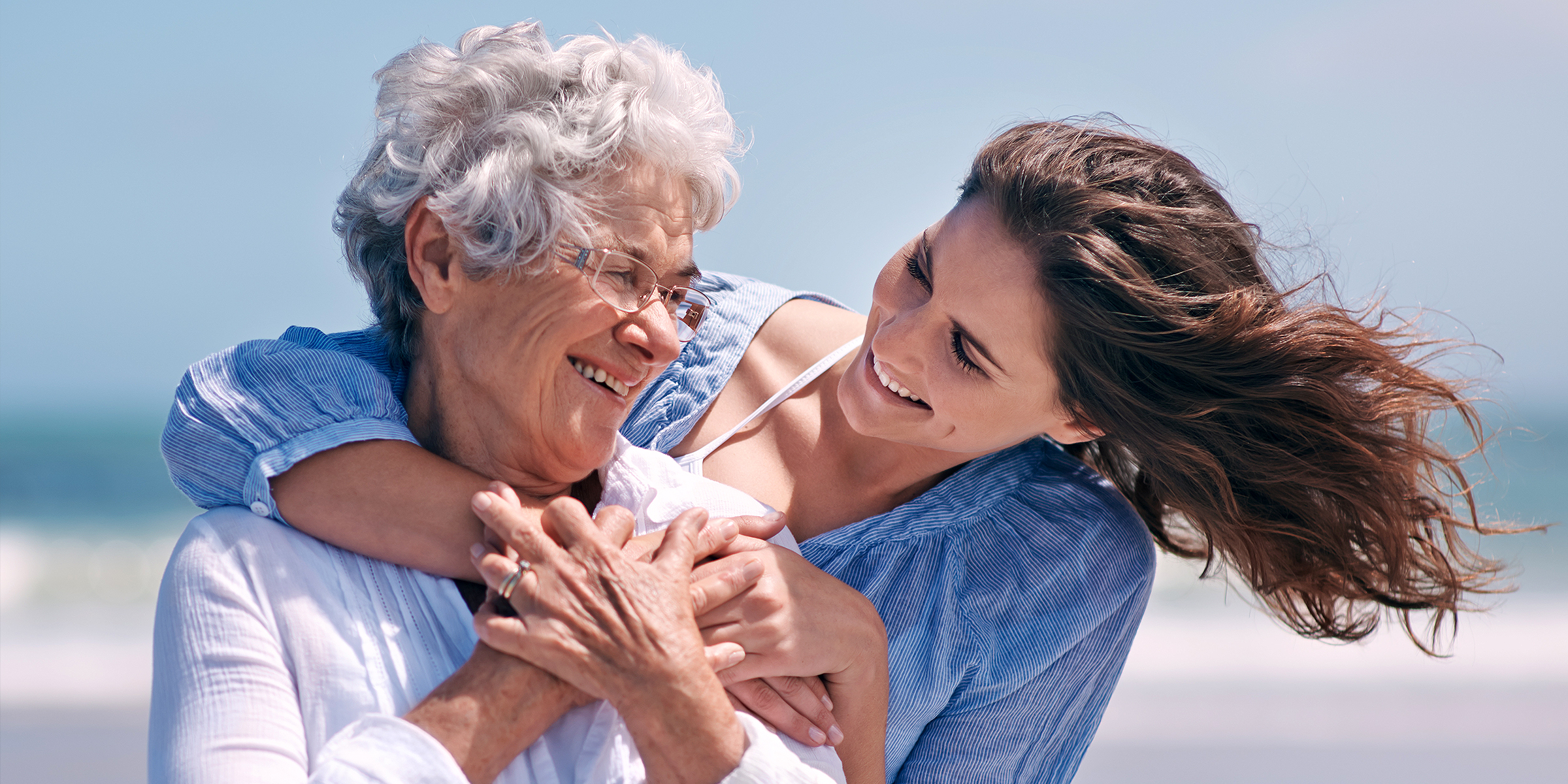 Una mujer abrazando a su madre | Fuente: Shutterstock