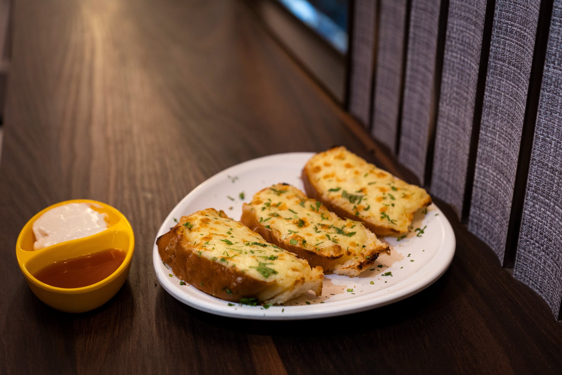 Pan de ajo con queso en un plato. | Fuente: Pexels