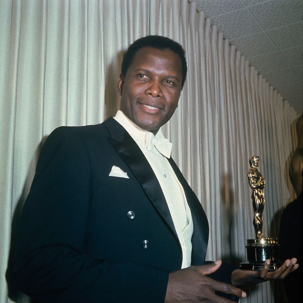 Sidney Poitier sosteniendo su Premio de la Academia alrededor de la década de 1960. | Foto: Getty Images